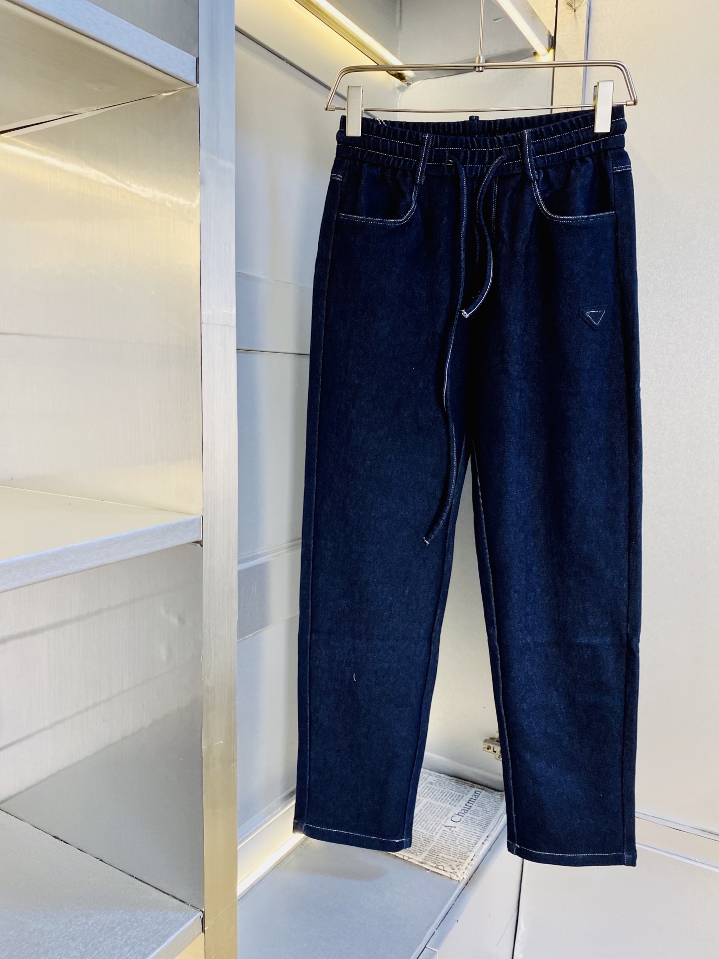 NO:598722,Original item from the official website. Can wear 220 pounds of Prada. Simple and fashionable. Autumn and winter jeans, casual pants, sweatpants, elastic pants, trousers, straight pants, very comfortable to wear, low-key yet luxurious. It is very classy to wear, and there is no need to say much about the style and tailoring of the pants. The upper body is exquisite and vivid. Really first-class and top-quality materials. Really palace-level casual pants and elastic pants, using Turkish cotton to produce the most famous denim fabric.  The quality is outstanding, the pants are very soft after heavy washing!  The straight-leg version is not picky and the upper body is absolutely stylish. Expert design is extremely luxurious. Size: M-4XL, prada, prada, jeans, alexander wang19860909官网原单货 可穿220斤普拉达Prada 简约时尚 秋冬款牛仔裤休闲裤卫裤松紧裤长裤直筒裤身穿着非常舒适 低调不失奢华 穿出去非常有档次,裤型款式和裁剪亦无需多言 上身精致跃然.真正一等一顶级质料 真正殿堂级的休闲裤松紧裤,选用土耳其的棉花 生产出最有名的单宁布 品质卓然,经过重水洗使得裤子很柔软！直脚的版型 不挑人 上身绝对的有型 达人设计 极度奢华.码数:M-4XL,,prada,prada,jeans,alexander wang,Men's clothing