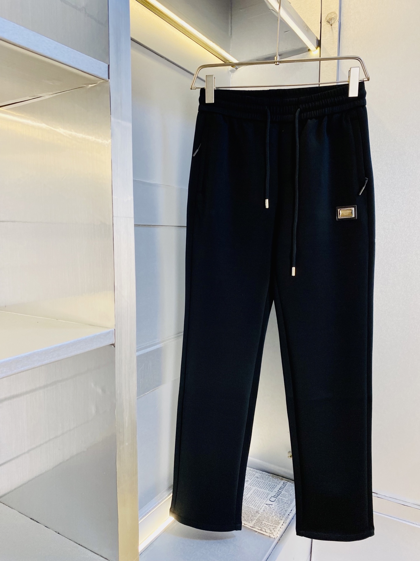 NO:598725,The original item from the official website can wear 220 pounds of Dolce & Gabbana DG, simple and fashionable, autumn and winter casual pants, sweatpants, elastic pants, trousers, straight pants, very comfortable to wear, low-key yet luxurious, very classy to wear, no need to say much about the pants style and tailoring, the upper body is exquisite and vivid. Real first-class top quality materials. Really top-grade casual pants and elastic pants, using Turkish cotton to produce the most famous denim fabric. The quality is outstanding, and the pants are very soft after heavy washing!  The straight-leg version is not picky and the upper body is absolutely stylish. Expert design is extremely luxurious. Size: M-4XL, Dolce&Gabbana, alexander wang19860909官网原单货 可穿220斤杜嘉班纳DG 简约时尚 秋冬款休闲裤卫裤松紧裤长裤直筒裤身穿着非常舒适 低调不失奢华 穿出去非常有档次,裤型款式和裁剪亦无需多言 上身精致跃然.真正一等一顶级质料 真正殿堂级的休闲裤松紧裤,选用土耳其的棉花 生产出最有名的单宁布 品质卓然,经过重水洗使得裤子很柔软！直脚的版型 不挑人 上身绝对的有型 达人设计 极度奢华.码数:M-4XL,,Dolce&Gabbana,alexander wang,Men's clothing