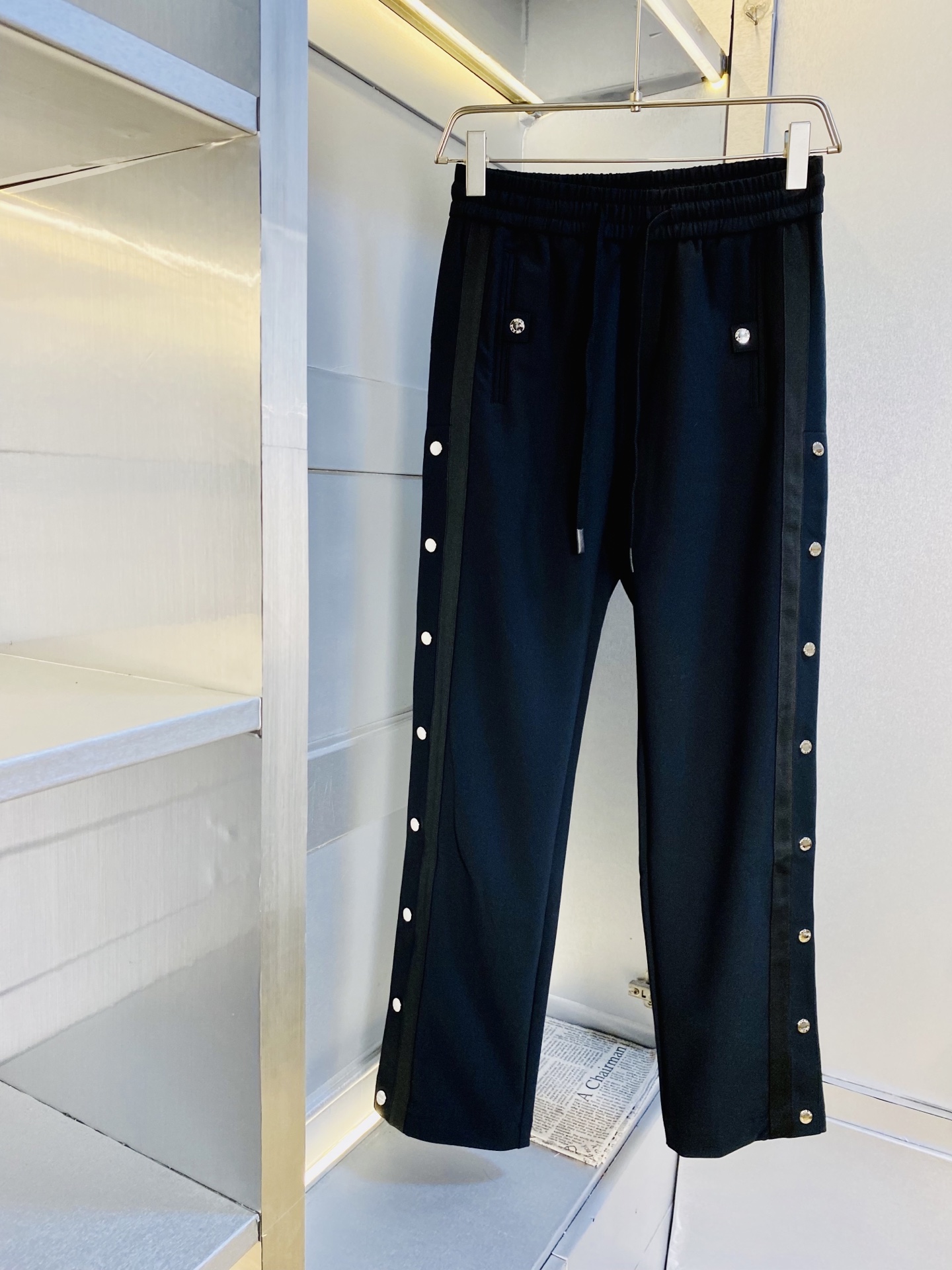 NO:598728,Original item from the official website, can wear 220 pounds Prada, simple and fashionable, autumn and winter casual pants, sweatpants, elastic pants, trousers, straight pants, very comfortable to wear, low-key yet luxurious, very classy to wear, no need to say much about the pants style and tailoring, the upper body is exquisite and vivid. Real first-class top quality materials. Really top-grade casual pants and elastic pants, using Turkish cotton to produce the most famous denim fabric. The quality is outstanding, and the pants are very soft after heavy washing!  The straight-leg version is not picky, the upper body is absolutely stylish, the expert design is extremely luxurious. Size: M-4XL,, prada, prada, alexander wang19860909官网原单货 可穿220斤普拉达Prada 简约时尚 秋冬款休闲裤卫裤松紧裤长裤直筒裤身穿着非常舒适 低调不失奢华 穿出去非常有档次,裤型款式和裁剪亦无需多言 上身精致跃然.真正一等一顶级质料 真正殿堂级的休闲裤松紧裤,选用土耳其的棉花 生产出最有名的单宁布 品质卓然,经过重水洗使得裤子很柔软！直脚的版型 不挑人 上身绝对的有型 达人设计 极度奢华.码数:M-4XL,,prada,prada,alexander wang,Men's clothing