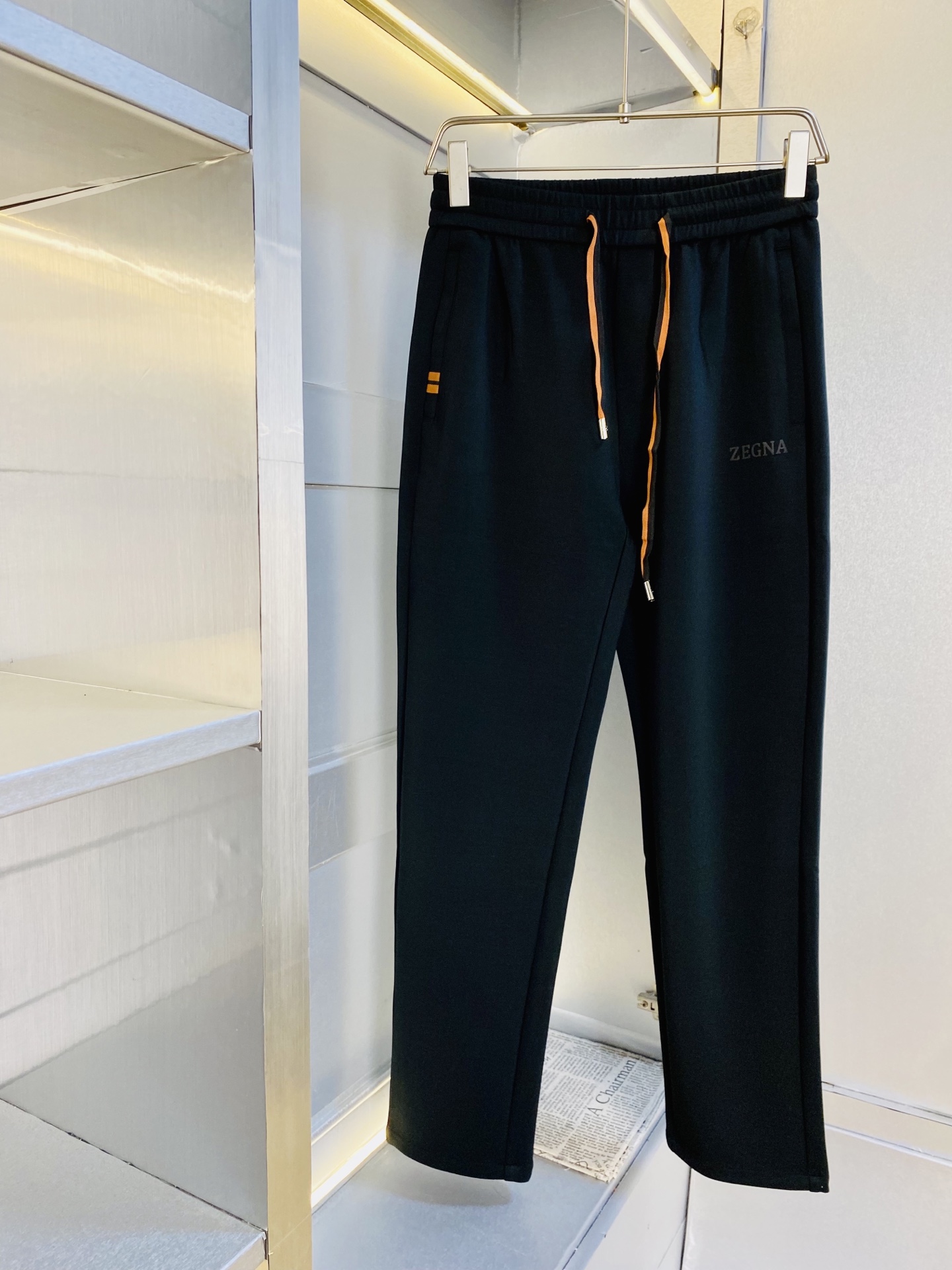 NO:598731,The original item from the official website can wear 220 pounds Zegna. Simple and fashionable autumn and winter casual pants, sweatpants, elastic pants, trousers, straight pants, very comfortable to wear, low-key yet luxurious. It is very classy to wear, and the style and tailoring of the pants need no introduction. The upper body is exquisite and vivid. Really first-class and top-quality materials. Really top-grade casual pants and elastic pants, using Turkish cotton to produce the most famous denim fabric. The quality is outstanding, and the pants are very soft after heavy washing!  The straight-leg version is not picky, the upper body is absolutely stylish, the expert design is extremely luxurious. Size: M-4XL,,zegna,alexander wang19860909官网原单货 可穿220斤杰尼亚Zegna 简约时尚 秋冬款休闲裤卫裤松紧裤长裤直筒裤身穿着非常舒适 低调不失奢华 穿出去非常有档次,裤型款式和裁剪亦无需多言 上身精致跃然.真正一等一顶级质料 真正殿堂级的休闲裤松紧裤,选用土耳其的棉花 生产出最有名的单宁布 品质卓然,经过重水洗使得裤子很柔软！直脚的版型 不挑人 上身绝对的有型 达人设计 极度奢华.码数:M-4XL,,zegna,alexander wang,Men's clothing