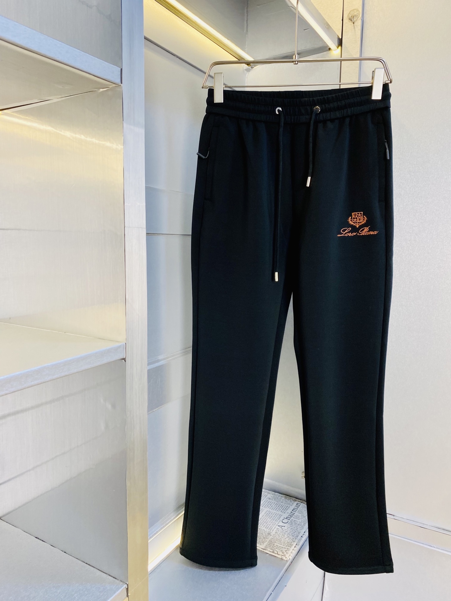 NO:598734,Original item from the official website. Can wear 220 pounds of Nuoyou Panya Lp. Simple and fashionable. Autumn and winter casual pants, sweatpants, elastic pants, trousers, straight pants, very comfortable to wear, low-key yet luxurious. It is very classy to wear, and the style and cut of the pants need no introduction. The upper body is exquisite and vivid. Really first-class and top-quality materials. Really palace-level casual pants and elastic pants, using Turkish cotton to produce the most famous denim fabric.  The quality is outstanding, the pants are very soft after heavy washing!  The straight-leg version is not picky, the upper body is absolutely stylish, the expert design is extremely luxurious. Size: M-4XL, loro piana, alexander wang19860909官网原单货 可穿220斤诺悠翩雅Lp 简约时尚 秋冬款休闲裤卫裤松紧裤长裤直筒裤身穿着非常舒适 低调不失奢华 穿出去非常有档次,裤型款式和裁剪亦无需多言 上身精致跃然.真正一等一顶级质料 真正殿堂级的休闲裤松紧裤,选用土耳其的棉花 生产出最有名的单宁布 品质卓然,经过重水洗使得裤子很柔软！直脚的版型 不挑人 上身绝对的有型 达人设计 极度奢华.码数:M-4XL,,loro piana,alexander wang,Men's clothing