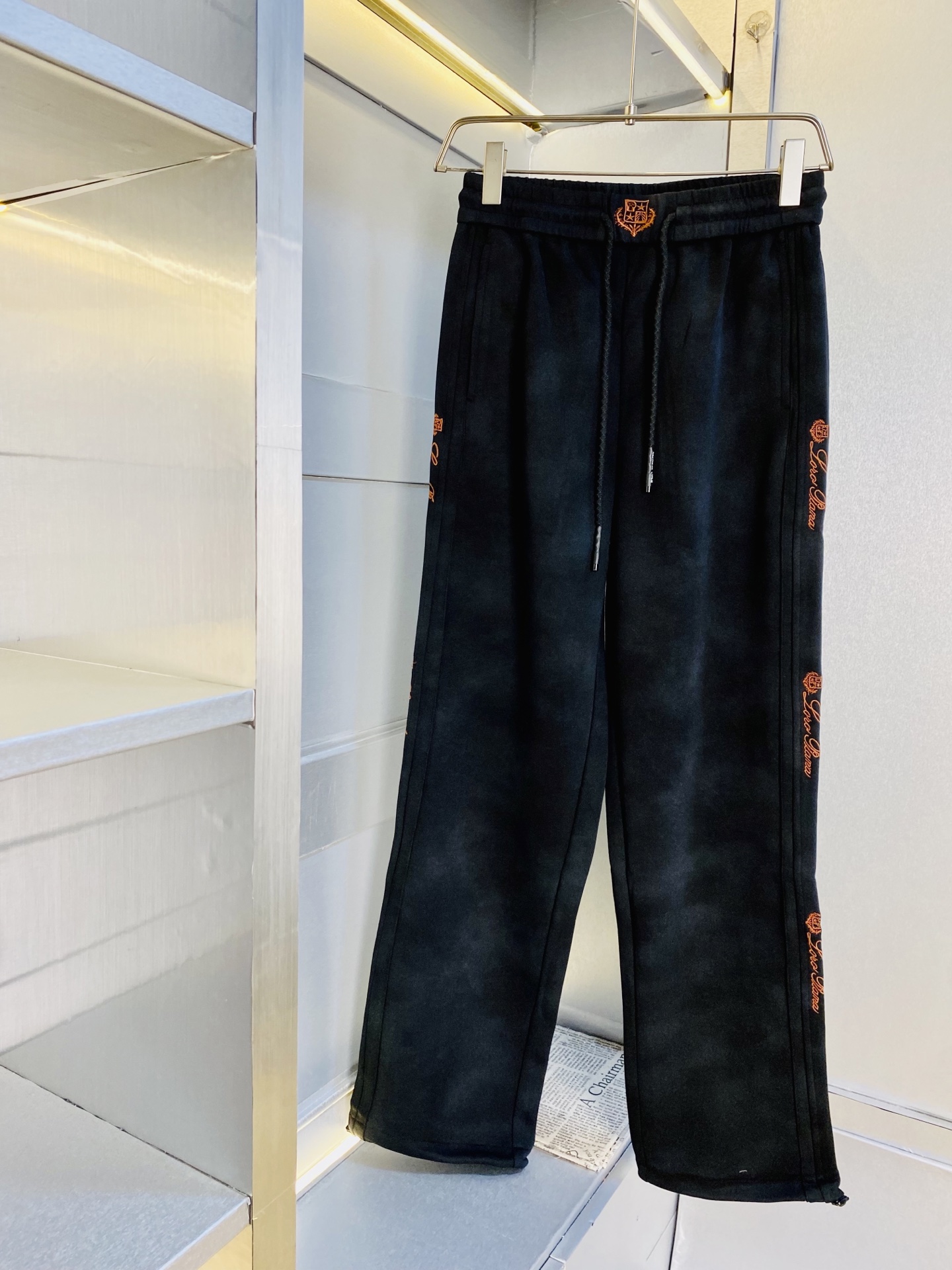 NO:598737,The original item from the official website can wear 220 pounds of Dolce & Gabbana DG, simple and fashionable, autumn and winter casual pants, sweatpants, elastic pants, trousers, straight pants, very comfortable to wear, low-key yet luxurious, very classy to wear, no need to say much about the pants style and tailoring, the upper body is exquisite and vivid. Real first-class top quality materials. Really top-grade casual pants and elastic pants, using Turkish cotton to produce the most famous denim fabric. The quality is outstanding, and the pants are very soft after heavy washing!  The straight-leg version is not picky and the upper body is absolutely stylish. Expert design is extremely luxurious. Size: M-4XL, Dolce&Gabbana, alexander wang19860909官网原单货 可穿220斤杜嘉班纳DG 简约时尚 秋冬款休闲裤卫裤松紧裤长裤直筒裤身穿着非常舒适 低调不失奢华 穿出去非常有档次,裤型款式和裁剪亦无需多言 上身精致跃然.真正一等一顶级质料 真正殿堂级的休闲裤松紧裤,选用土耳其的棉花 生产出最有名的单宁布 品质卓然,经过重水洗使得裤子很柔软！直脚的版型 不挑人 上身绝对的有型 达人设计 极度奢华.码数:M-4XL,,Dolce&Gabbana,alexander wang,Men's clothing