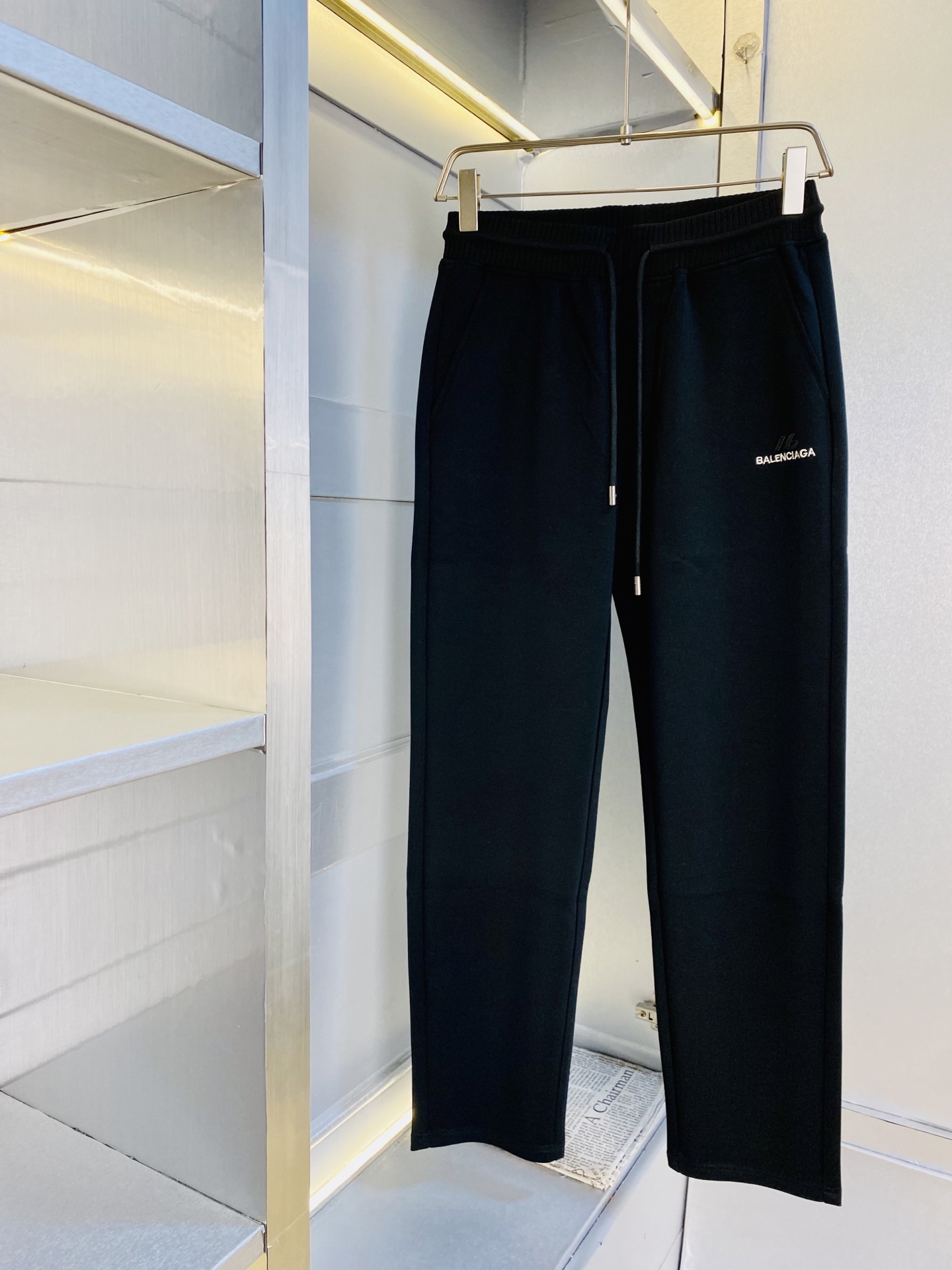 NO:598740,Original item from the official website, can wear 220 pounds Balenciaga, simple and fashionable, autumn and winter casual pants, sweatpants, elastic pants, trousers, straight pants, very comfortable to wear, low-key yet luxurious, very classy to wear, no need to say much about the trousers style and cut, the upper body is exquisite and vivid. Really first-class and top-quality materials, truly palace-level casual pants and elastic pants, using Turkish cotton to produce the most famous denim fabric  The quality is outstanding, the pants are very soft after heavy washing!  The straight-leg version is not picky, the upper body is absolutely stylish, the expert design is extremely luxurious. Size: M-4XL,,balenciaga,balenciaga,alexander wang19860909官网原单货 可穿220斤巴黎世家Balenciaga 简约时尚 秋冬款休闲裤卫裤松紧裤长裤直筒裤身穿着非常舒适 低调不失奢华 穿出去非常有档次,裤型款式和裁剪亦无需多言 上身精致跃然.真正一等一顶级质料 真正殿堂级的休闲裤松紧裤,选用土耳其的棉花 生产出最有名的单宁布 品质卓然,经过重水洗使得裤子很柔软！直脚的版型 不挑人 上身绝对的有型 达人设计 极度奢华.码数:M-4XL,,balenciaga,balenciaga,alexander wang,Men's clothing