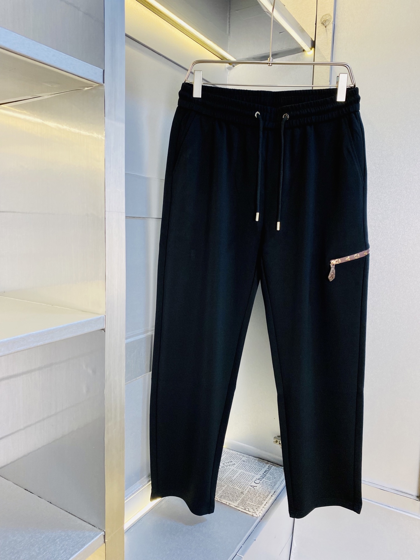 NO:598741,Original item from the official website, can wear 220 pounds of Louis Vuitton Lv, simple and fashionable, autumn and winter casual pants, sweatpants, elastic pants, trousers, straight pants, very comfortable to wear, low-key yet luxurious, very classy to wear, no need to say much about the pants style and cut, the upper body is exquisite and vivid. Real first-class top quality materials. Really top-grade casual pants and elastic pants, using Turkish cotton to produce the most famous denim fabric. The quality is outstanding, and the pants are very soft after heavy washing!  The straight-leg version is not picky, the upper body is absolutely stylish, the expert design is extremely luxurious. Size: M-4XL, Louis Vuitton, Louis Vuitton, Alexander Wang19860909官网原单货 可穿220斤路易威登Lv 简约时尚 秋冬款休闲裤卫裤松紧裤长裤直筒裤身穿着非常舒适 低调不失奢华 穿出去非常有档次,裤型款式和裁剪亦无需多言 上身精致跃然.真正一等一顶级质料 真正殿堂级的休闲裤松紧裤,选用土耳其的棉花 生产出最有名的单宁布 品质卓然,经过重水洗使得裤子很柔软！直脚的版型 不挑人 上身绝对的有型 达人设计 极度奢华.码数:M-4XL,,louis vuitton,louis vuitton,alexander wang,Men's clothing