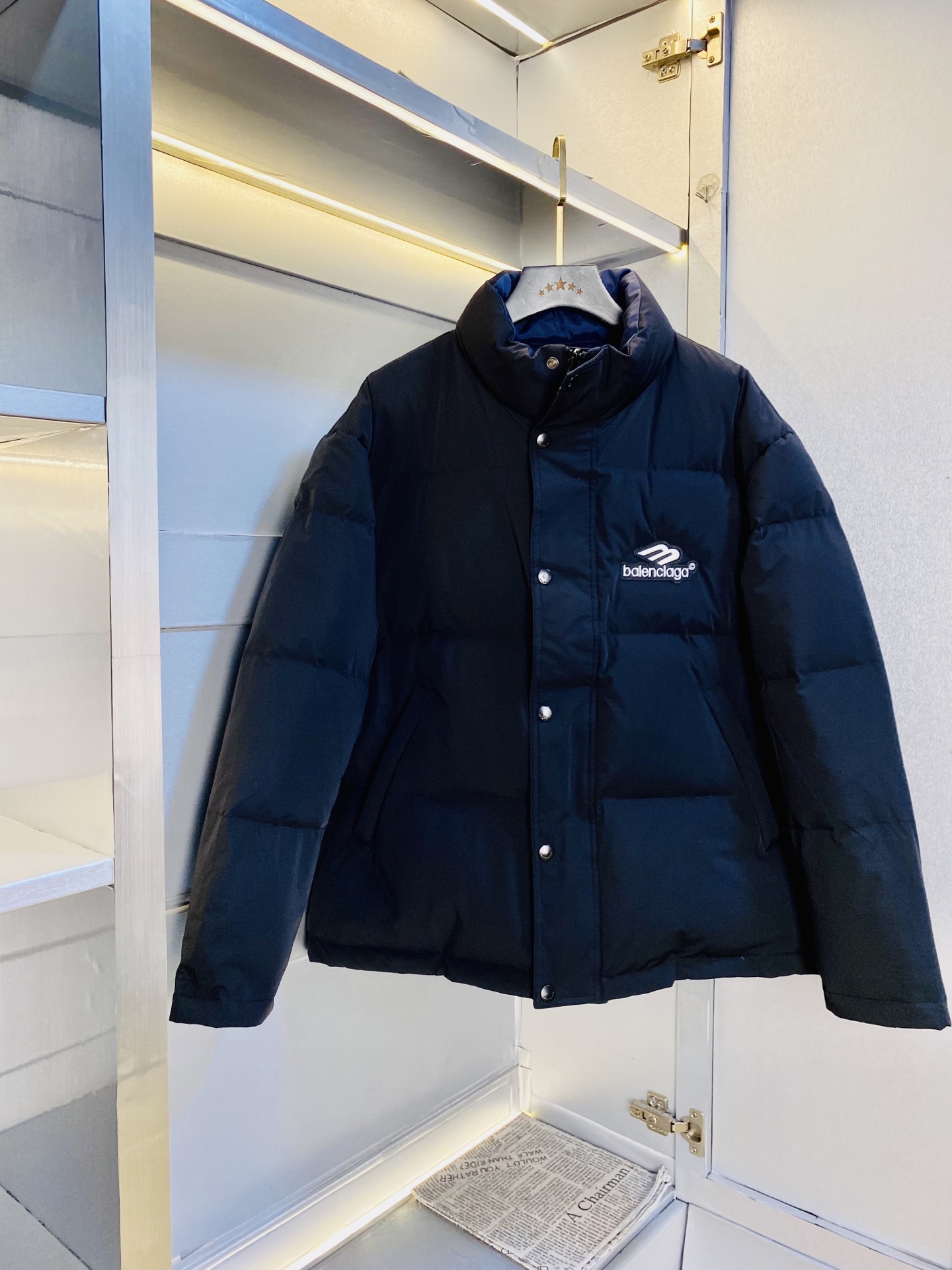 NO:643846,The original item from the official website can wear 240 pounds of Balenciaga winter style!  Down jacket, high version and high quality. Original fabric, the same style as Internet celebrity stars. Mold customization of hardware and accessories. Very comfortable. Super versatile and good-looking. Non-market ordinary version. Compare at will. Quality is absolutely guaranteed. Color picture. Size M-3XL (175/130-160 catties wears L),,balenciaga,balenciaga,jackets & coats,down jacket,alexander wang19860909官网原单货 可穿240斤巴黎世家Balenciaga 冬款！羽绒服外套 高版本高品质 原版面料网红明星同款 开模定制五金辅料 感非常舒服 超级百搭好看 非市场普通版本 随意对比 品质绝对保证 颜色图色 尺码M-3XL（175/130-160斤穿L）,,balenciaga,balenciaga,jackets & coats,down jacket,alexander wang,Men's clothing