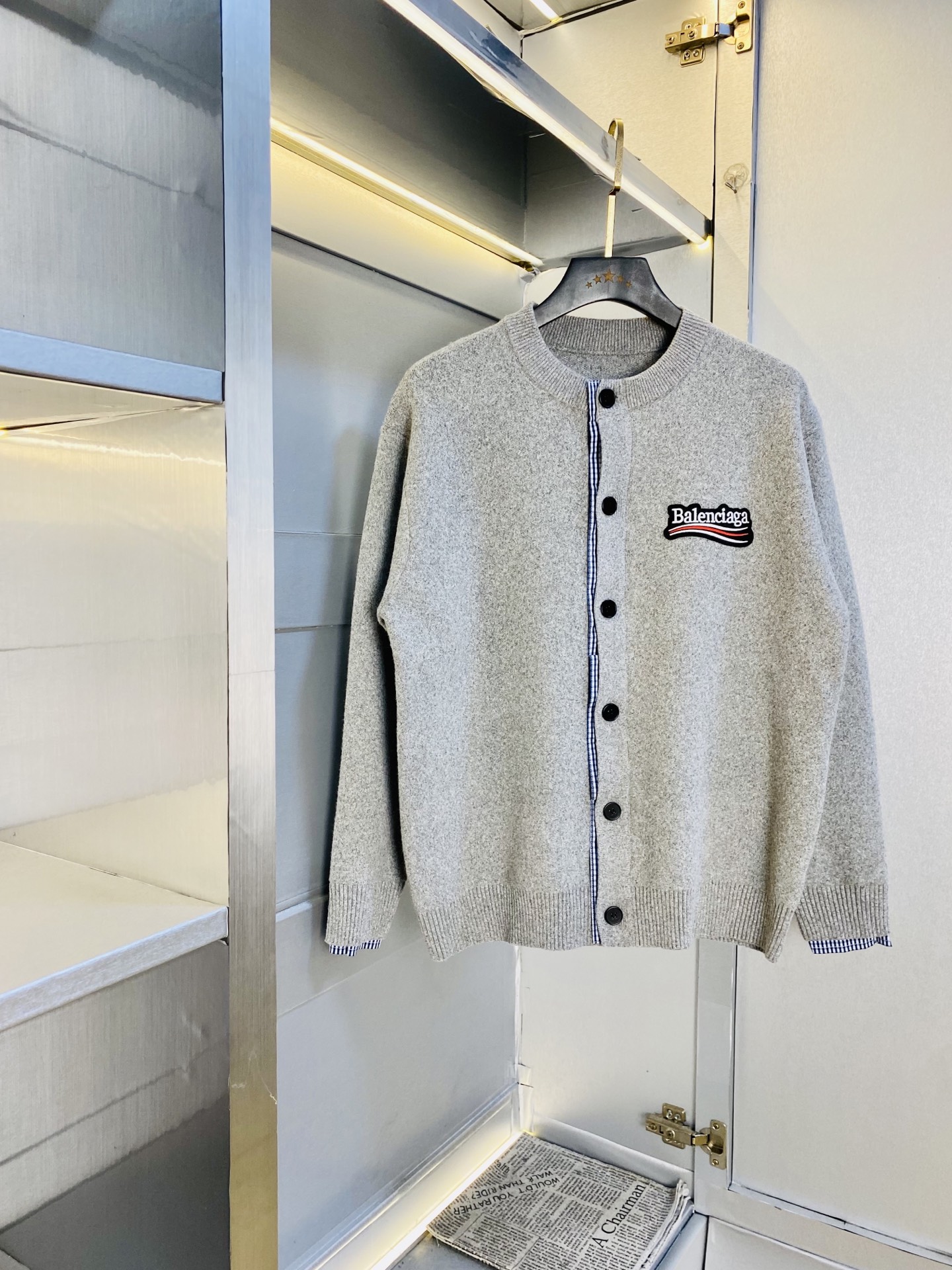 NO:643864,Thick version!  The original item from the official website can wear 240 pounds of Balenciaga winter style!  New knitted sweater woolen coat cardigan jacket. High version and high quality. The original fabric is the same as that of Internet celebrity stars. Open mold to customize hardware accessories. Very comfortable. Super versatile and good-looking coat. Non-common version on the market. Compare at will. Quality is absolutely guaranteed. Color pictures and colors. Sizes L-3XL (175/130-150 pounds wear L),,balenciaga,balenciaga,jackets & coats,jackets & coats,sweaters,alexander  wang19860909加厚款！ 官网原单货 可穿240斤巴黎世家Balenciaga 冬款！新款针织毛衣羊毛外套开衫夹克 高版本高品质 原版面料网红明星同款 开模定制五金辅料 感非常舒服 超级百搭好看的一款外套 非市场普通版本 随意对比 品质绝对保证 颜色图色 尺码L-3XL（175/130-150斤穿L）,,balenciaga,balenciaga,jackets & coats,jackets & coats,sweaters,alexander wang,Men's clothing