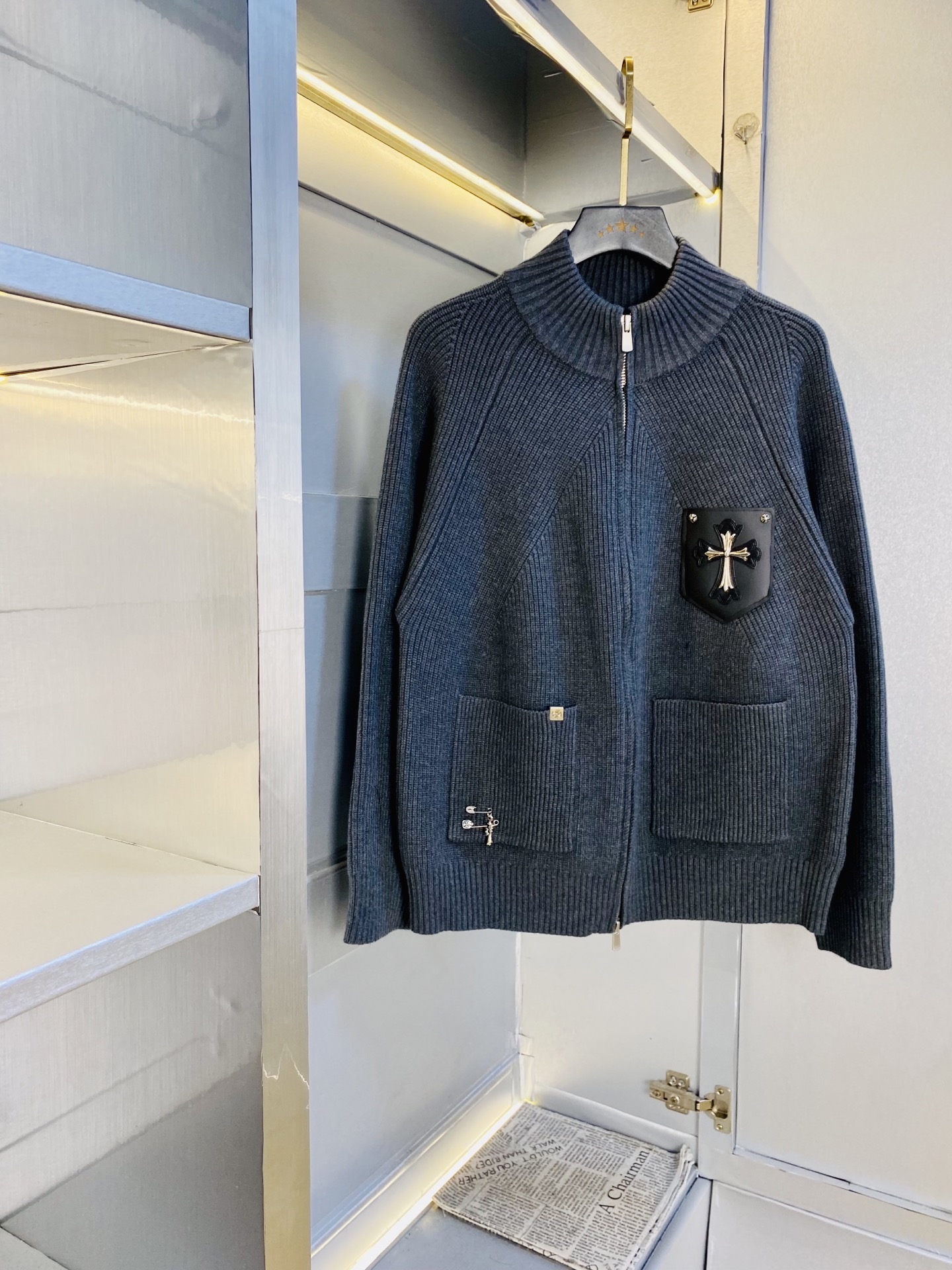 NO:732084,Thick version!  The original item from the official website can wear 240 pounds of Chrome Hearts 2026 winter style!  New knitted sweater woolen coat cardigan jacket. High version and high quality. The original fabric is the same as that of Internet celebrity stars. Mold customization of hardware accessories. Very comfortable. Super versatile and good-looking coat. Not the ordinary version in the market. Compare at will. Quality is absolutely guaranteed. Color pictures and colors. Sizes M-3XL (175/130 pounds wear M), chrome hearts, chrome hearts, jackets & coats, jackets & coats, sweaters,19860909加厚款！ 官网原单货 可穿240斤克罗心Chrome Hearts 2026冬款！新款针织毛衣羊毛外套开衫夹克 高版本高品质 原版面料网红明星同款 开模定制五金辅料 感非常舒服 超级百搭好看的一款外套 非市场普通版本 随意对比 品质绝对保证 颜色图色 尺码M-3XL（175/130斤穿M）,,chrome hearts,chrome hearts,jackets & coats,jackets & coats,sweaters,,Men's clothing