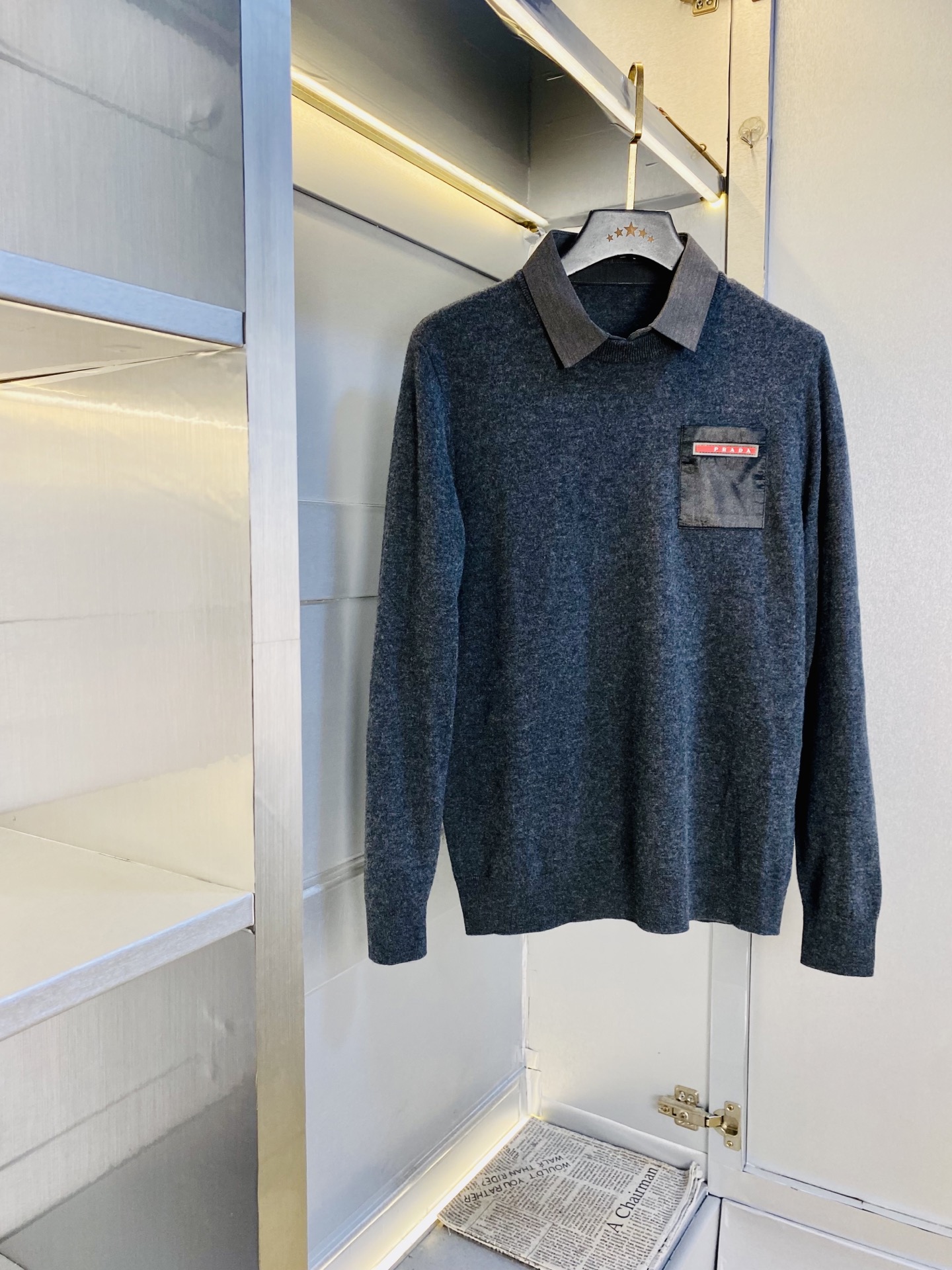 NO:646231,Can wear 200 pounds. 100% pure wool. Prada original quality long-sleeved lapel sweater. The latest long-sleeved lapel sweater. Selected counters to customize top-grade European wool imported fabrics. All details are perfectly made and 1:1 reproduced. 100% authentic. Original hardware. High-end customized accessories. Original factory. The upper body effect is great. Size M-3XL, prada, prada, sweaters, alexander wang19860909可穿200斤 百分百纯羊毛 普拉达Prada 原单品质长袖翻领毛衣 最新款 长袖翻领羊毛衫 精选专柜订制顶级欧洲羊毛进口面料 所有细节做工完美1比1复刻 还原正品百分百 原版五金 高端订制辅料 原厂原标 上身效果超赞 码数M-3XL,,prada,prada,sweaters,alexander wang,Men's clothing