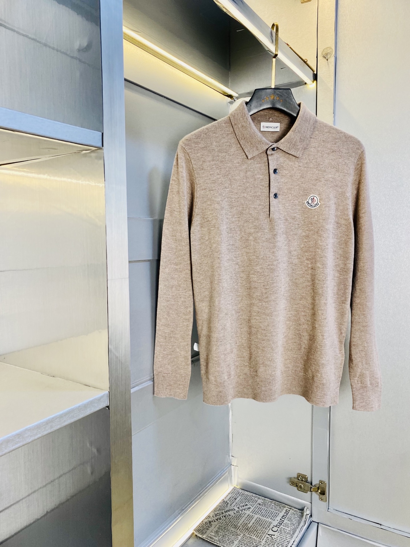 NO:646237,Can wear 200 pounds. 100% pure wool. Moncler original quality long-sleeved lapel sweater. The latest long-sleeved lapel sweater. Selected counters to customize top-quality European wool imported fabrics. All details are perfectly made and reproduced 1:1. 100% authentic. Original hardware. High-end customized accessories. Original factory original label. The upper body effect is great. Size M-3XL, Moncler, sweaters, alexander wang19860909可穿200斤 百分百纯羊毛 蒙口Moncler原单品质长袖翻领毛衣 最新款 长袖翻领羊毛衫 精选专柜订制顶级欧洲羊毛进口面料 所有细节做工完美1比1复刻 还原正品百分百 原版五金 高端订制辅料 原厂原标 上身效果超赞 码数M-3XL,,Moncler,sweaters,alexander wang,Men's clothing