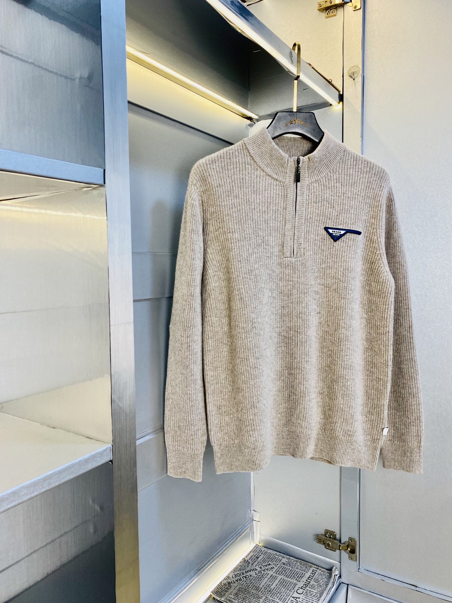 NO:646243,Can wear 200 pounds. 100% pure wool. Prada original quality long-sleeved sweater. The latest long-sleeved sweater. Selected counters to customize top-grade European wool imported fabrics. All details are perfectly made and reproduced 1:1. 100% authentic. Original hardware. High-end customized accessories. Original factory original label. The upper body effect is great. Size M-3XL,, prada, prada, sweaters, alexander wang19860909可穿200斤 百分百纯羊毛 普拉达Prada 原单品质长袖毛衣 最新款 长袖羊毛衫 精选专柜订制顶级欧洲羊毛进口面料 所有细节做工完美1比1复刻 还原正品百分百 原版五金 高端订制辅料 原厂原标 上身效果超赞 码数M-3XL,,prada,prada,sweaters,alexander wang,Men's clothing