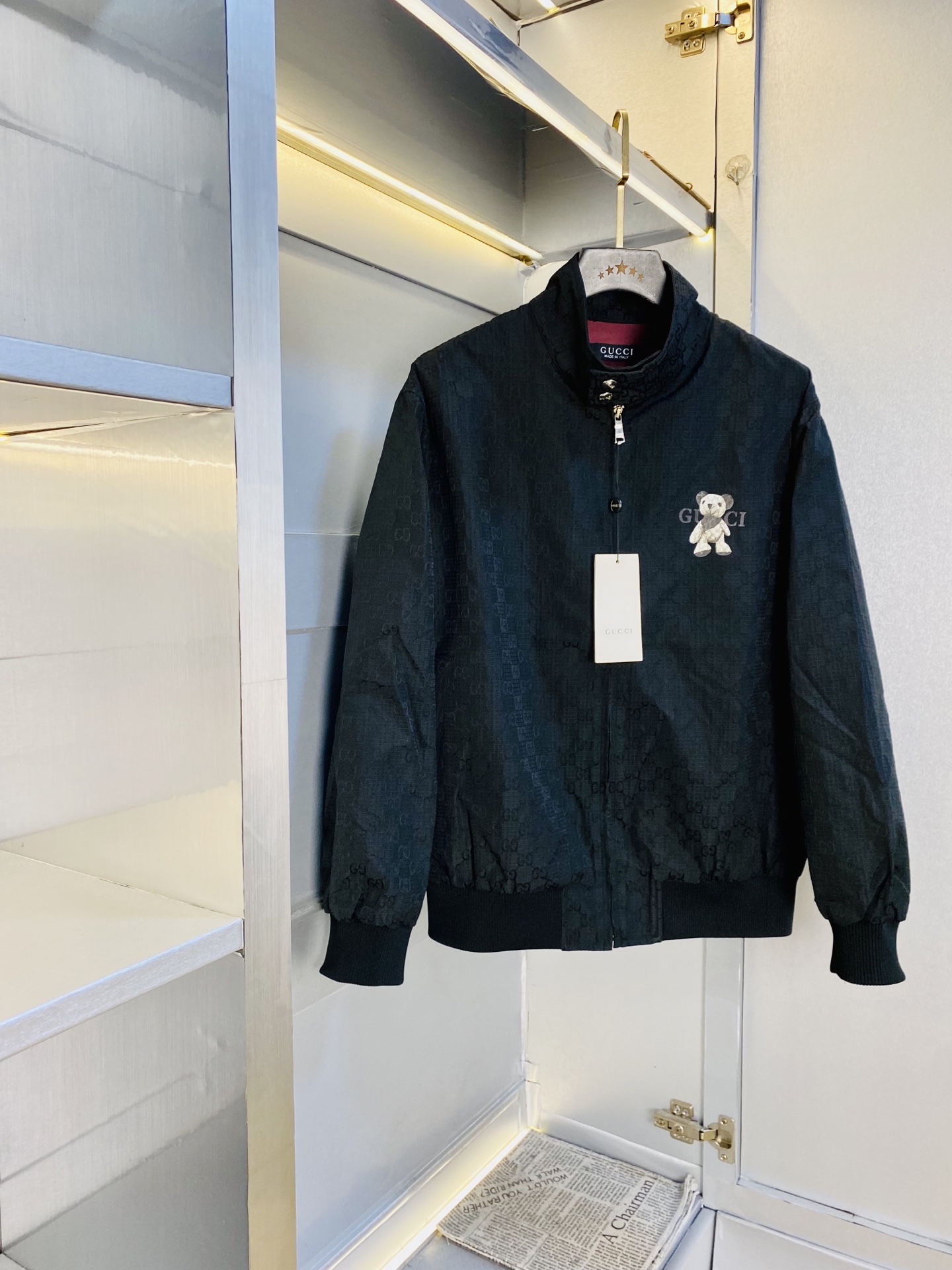 NO:600953,Original item from the official website. Can wear 220 pounds of Gucci 2025 autumn style!  New coat, jacket and windproof coat. High version and high quality. The original fabric is the same as that of Internet celebrity stars. Customized hardware and accessories. Very comfortable. Super versatile and good-looking coat. Not the ordinary version in the market. Compare at will. Quality is absolutely guaranteed. Color pictures and colors. Sizes M-4XL,,gucci,jackets & coats,jackets & coats,alexander wang19860909官网原单货 可穿220斤古奇Gucci 2025秋款！新款外套夹克防风衣 高版本高品质 原版面料网红明星同款 开模定制五金辅料 感非常舒服 超级百搭好看的一款外套 非市场普通版本 随意对比 品质绝对保证 颜色图色 尺码M-4XL,,gucci,jackets & coats,jackets & coats,alexander wang,Men's clothing