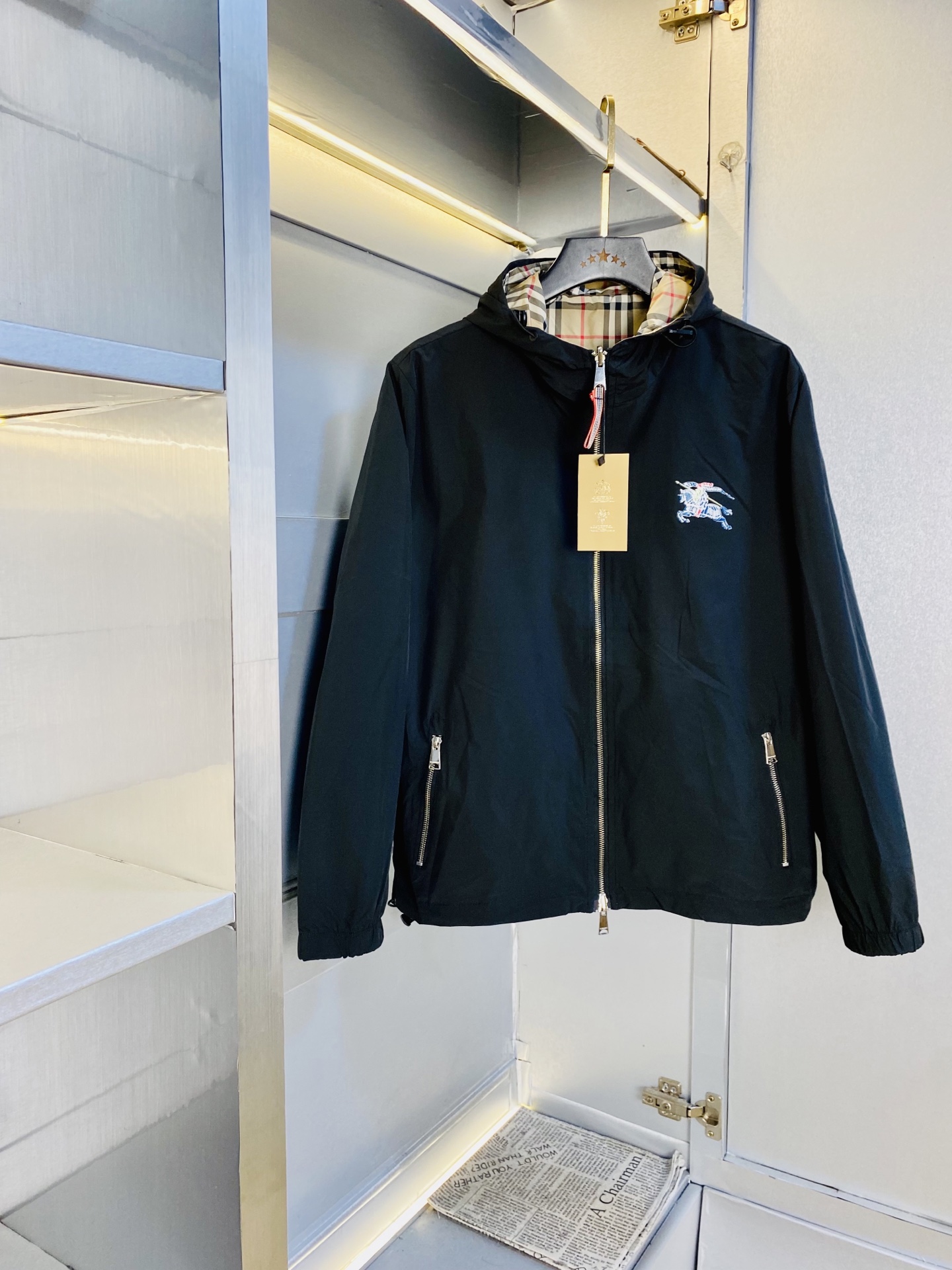 NO:600956,The original item from the official website can wear Burberry 2025 autumn style up to 220 pounds!  New coat, jacket and windproof coat. High version and high quality. Original fabric, the same style as Internet celebrity stars. Open mold to customize hardware accessories. Very comfortable. Super versatile and good-looking coat. Non-market ordinary version. Compare at will. Quality is absolutely guaranteed. Color pictures and colors. Sizes M-4XL,,burberry,burberry,jackets & coats,jackets & coats,alexander wang19860909官网原单货 可穿220斤巴宝莉Burberry 2025秋款！新款外套夹克防风衣 高版本高品质 原版面料网红明星同款 开模定制五金辅料 感非常舒服 超级百搭好看的一款外套 非市场普通版本 随意对比 品质绝对保证 颜色图色 尺码M-4XL,,burberry,burberry,jackets & coats,jackets & coats,alexander wang,Men's clothing