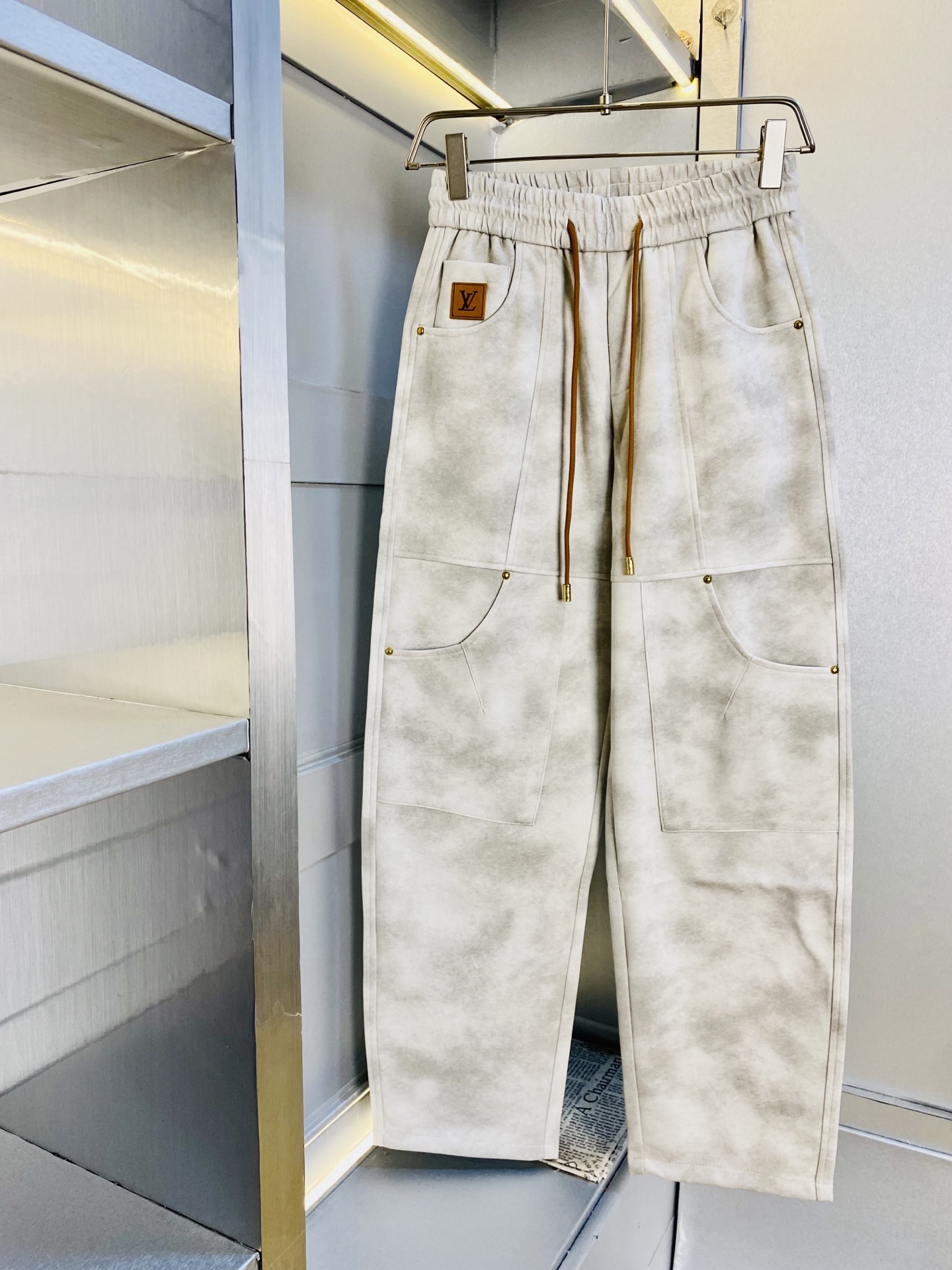 NO:690452,Original item from the official website, can wear 210 pounds of Louis Vuitton Lv, simple and fashionable, autumn and winter casual pants, sweatpants, elastic pants, straight-leg pants, very comfortable to wear, low-key yet luxurious, very classy to wear, no need to say much about the pants style and cut, the upper body is exquisite and vivid. Real first-class top quality materials. Truly top-grade casual pants and elastic pants, using Turkish cotton to produce the most famous denim fabric. The quality is outstanding, and the pants are very soft after heavy washing!  The straight-leg version is not picky and the upper body is absolutely stylish. The expert design is extremely luxurious. Size: M-3XL, Louis Vuitton, Louis Vuitton,19860909官网原单货 可穿210斤路易威登Lv 简约时尚 秋冬款休闲裤卫裤松紧裤直筒裤长裤身穿着非常舒适 低调不失奢华 穿出去非常有档次,裤型款式和裁剪亦无需多言 上身精致跃然.真正一等一顶级质料 真正殿堂级的休闲裤松紧裤,选用土耳其的棉花 生产出最有名的单宁布 品质卓然,经过重水洗使得裤子很柔软！直脚的版型 不挑人 上身绝对的有型 达人设计 极度奢华.码数:M-3XL,,louis vuitton,louis vuitton,,Men's clothing