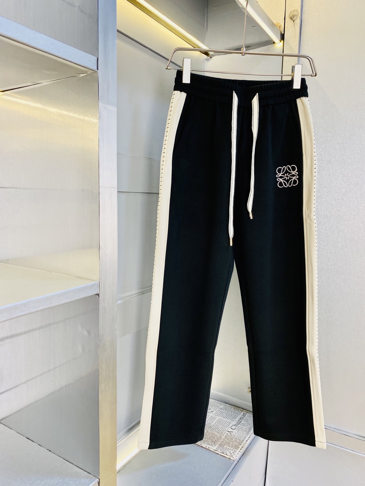 NO:690455,Original item from the official website Can wear 210 pounds Loewe Simple and fashionable autumn and winter casual pants, sweatpants, elastic pants, straight pants, long pants, very comfortable to wear, low-key yet luxurious, very classy to wear, no need to say much about the pants style and tailoring, the upper body is exquisite and vivid. Really first-class top quality materials, truly palace-level casual pants and elastic pants, using Turkish cotton to produce the most famous denim fabric  The quality is outstanding, the pants are very soft after heavy washing!  The straight-leg version is not picky, the upper body is absolutely stylish, the expert design is extremely luxurious. Size: M-3XL,,loewe,loewe,19860909官网原单货 可穿210斤罗意威Loewe 简约时尚 秋冬款休闲裤卫裤松紧裤直筒裤长裤身穿着非常舒适 低调不失奢华 穿出去非常有档次,裤型款式和裁剪亦无需多言 上身精致跃然.真正一等一顶级质料 真正殿堂级的休闲裤松紧裤,选用土耳其的棉花 生产出最有名的单宁布 品质卓然,经过重水洗使得裤子很柔软！直脚的版型 不挑人 上身绝对的有型 达人设计 极度奢华.码数:M-3XL,,loewe,loewe,,Men's clothing