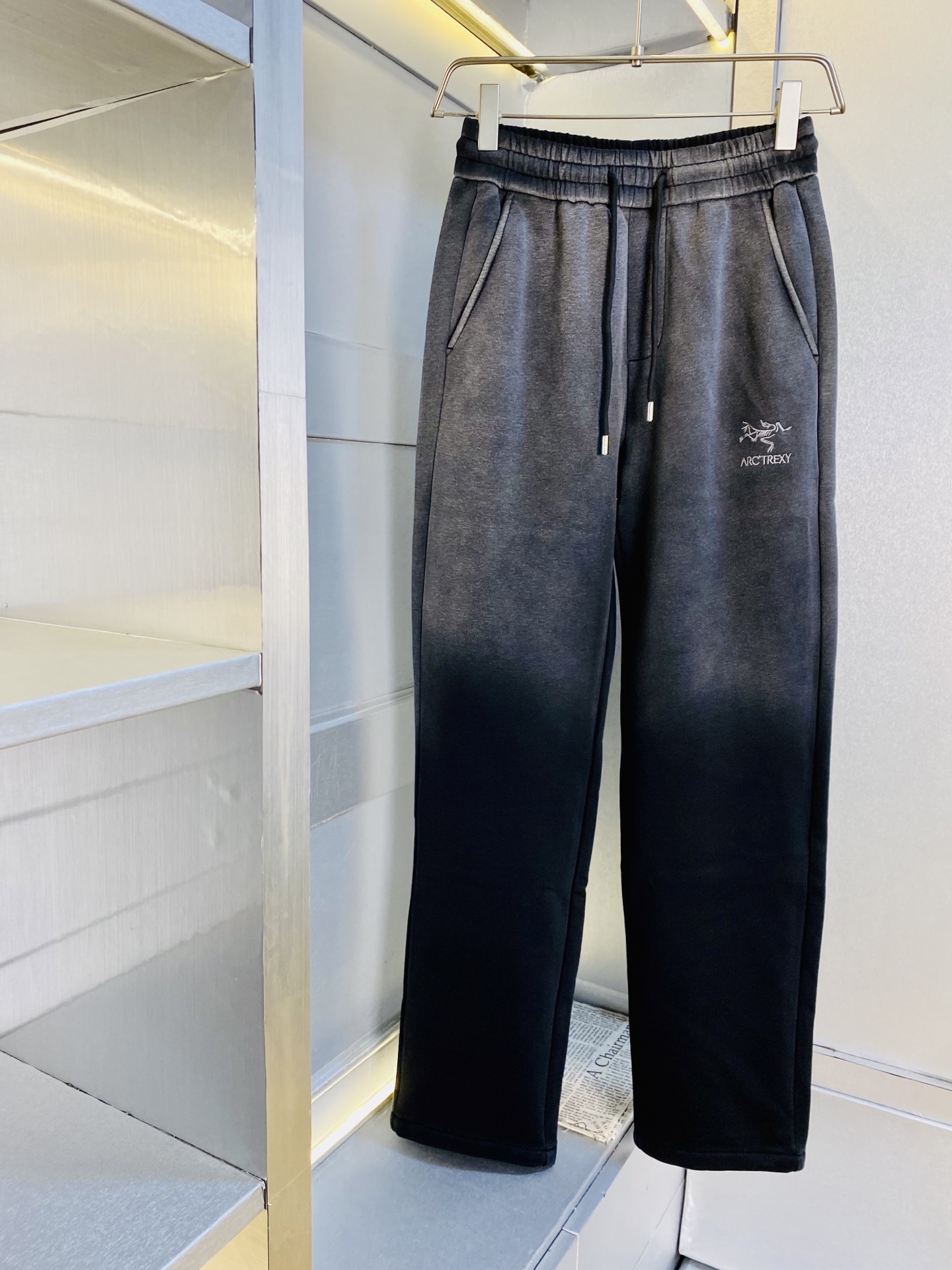 NO:690459,The original item from the official website can wear 210 pounds of Arcteryx. Simple and fashionable, autumn and winter casual pants, sweatpants, elastic pants, straight-leg pants, very comfortable to wear, low-key yet luxurious. It is very classy to wear, and the style and tailoring of the pants need no introduction. The upper body is exquisite and vivid. Really first-class and top-quality materials. Really palace-level casual pants and elastic pants, using Turkish cotton to produce the most famous denim fabric.  The quality is outstanding, the pants are very soft after heavy washing!  The straight-leg version is not picky and the upper body is absolutely stylish. Expert design is extremely luxurious. Size: M-3XL, arc'teryx,19860909官网原单货 可穿210斤始祖鸟Arcteryx 简约时尚 秋冬款休闲裤卫裤松紧裤直筒裤长裤身穿着非常舒适 低调不失奢华 穿出去非常有档次,裤型款式和裁剪亦无需多言 上身精致跃然.真正一等一顶级质料 真正殿堂级的休闲裤松紧裤,选用土耳其的棉花 生产出最有名的单宁布 品质卓然,经过重水洗使得裤子很柔软！直脚的版型 不挑人 上身绝对的有型 达人设计 极度奢华.码数:M-3XL,arc'teryx,,Men's clothing