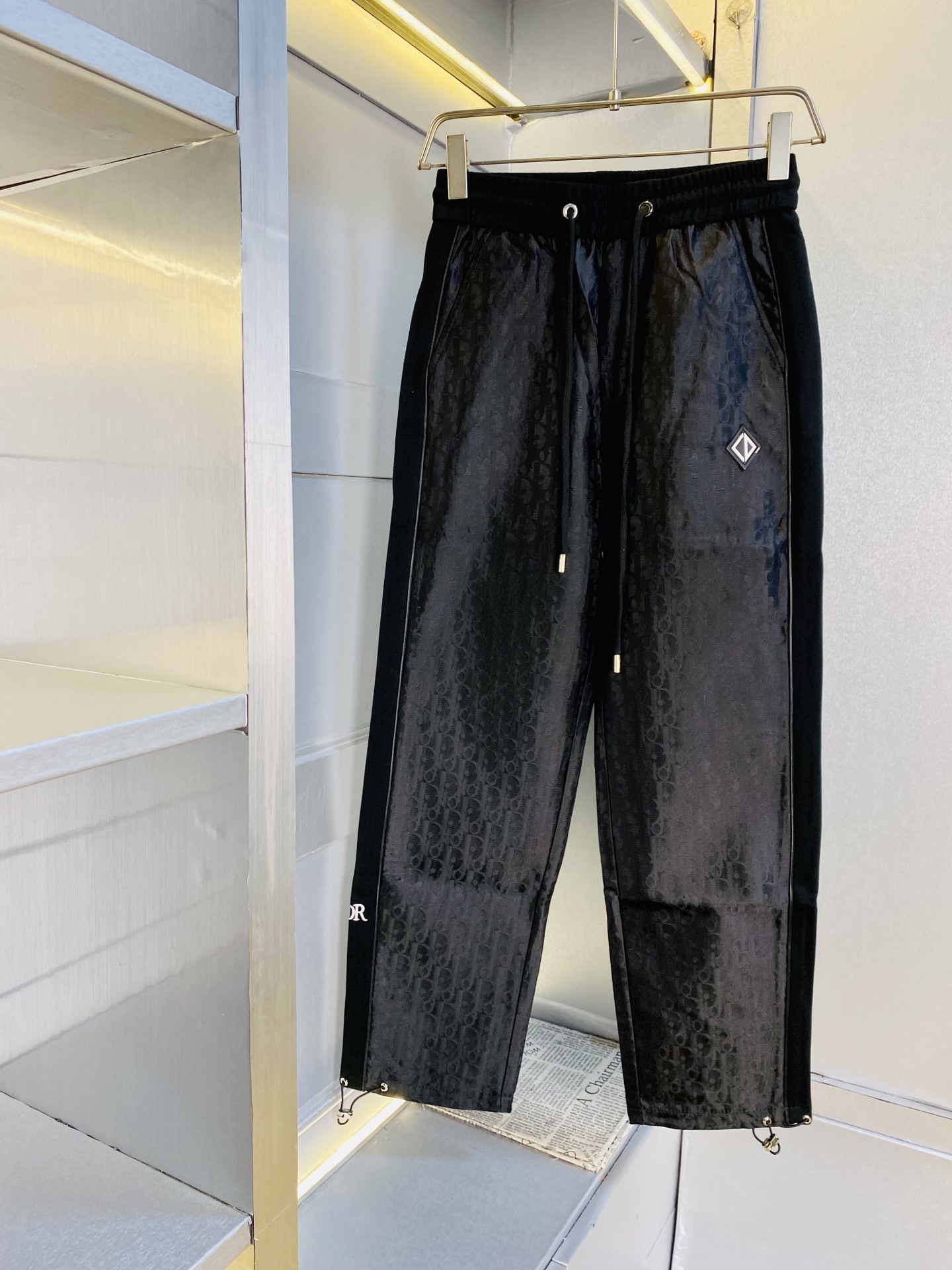 NO:690461,The original item from the official website can wear 210 pounds of Dior. Simple and fashionable, autumn and winter casual pants, sweatpants, elastic pants, straight-leg pants, very comfortable to wear, low-key yet luxurious, very classy to wear, and the trousers style and tailoring need no introduction. The upper body is exquisite and vivid. Really first-class top quality materials. Really top-grade casual pants and elastic pants, using Turkish cotton to produce the most famous denim fabric. The quality is outstanding, and the pants are very soft after heavy washing!  The straight-leg version is not picky, the upper body is absolutely stylish, the expert design is extremely luxurious. Size: M-3XL,, dior, dior,19860909官网原单货 可穿210斤迪奥Dior 简约时尚 秋冬款休闲裤卫裤松紧裤直筒裤长裤身穿着非常舒适 低调不失奢华 穿出去非常有档次,裤型款式和裁剪亦无需多言 上身精致跃然.真正一等一顶级质料 真正殿堂级的休闲裤松紧裤,选用土耳其的棉花 生产出最有名的单宁布 品质卓然,经过重水洗使得裤子很柔软！直脚的版型 不挑人 上身绝对的有型 达人设计 极度奢华.码数:M-3XL,,dior,dior,,Men's clothing