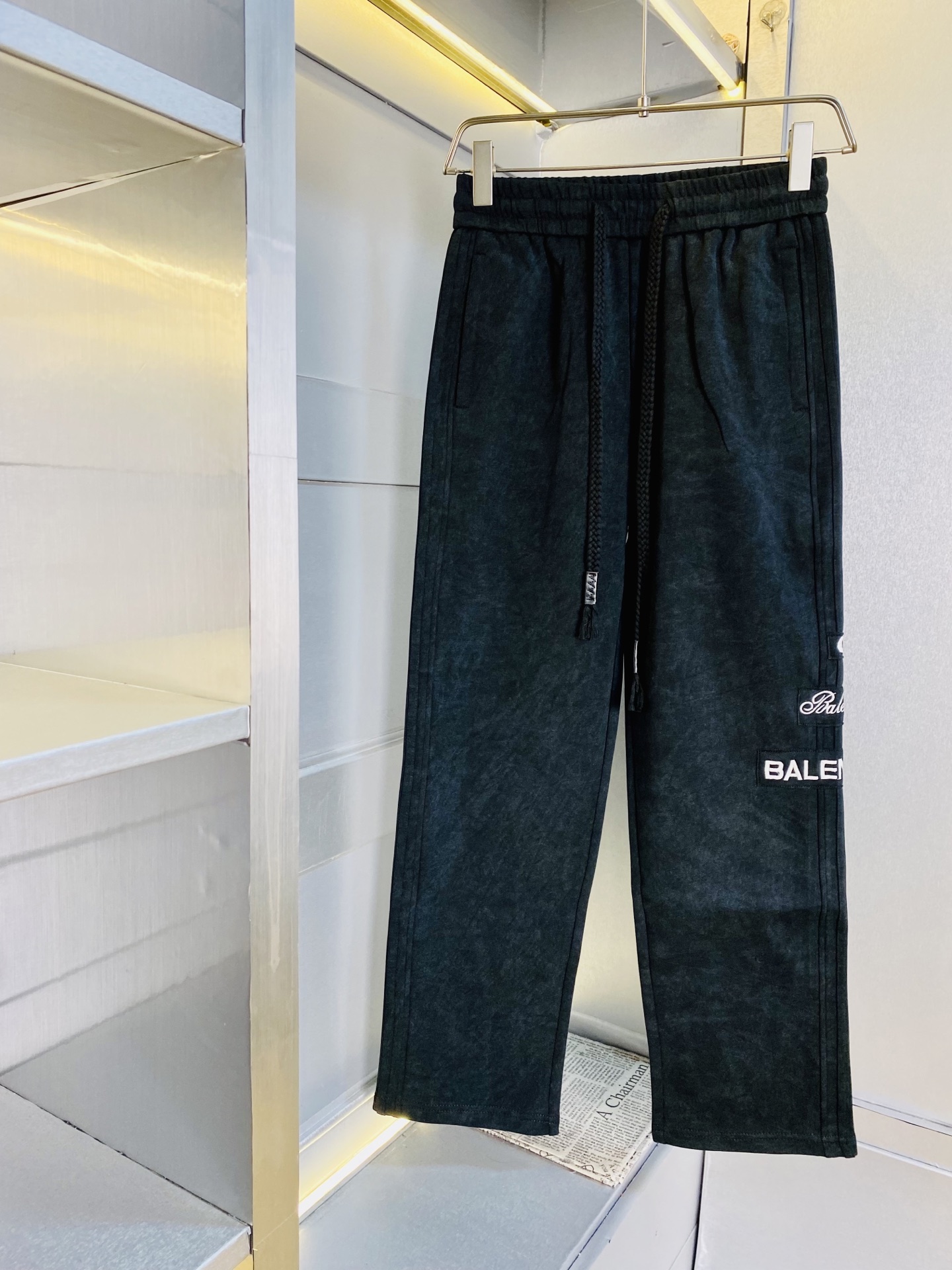 NO:690463,Original item from the official website, can wear 210 pounds Balenciaga, simple and fashionable, autumn and winter casual pants, sweatpants, elastic pants, straight pants, long pants, very comfortable to wear, low-key yet luxurious, very classy to wear, no need to say much about the style and tailoring of the pants, the upper body is exquisite and vivid. Really first-class and top-quality materials, truly palace-level casual pants and elastic pants, using Turkish cotton to produce the most famous denim fabric  The quality is outstanding, the pants are very soft after heavy washing!  The straight-leg version is not picky, the upper body is absolutely stylish, the expert design is extremely luxurious. Size: M-3XL,,balenciaga,balenciaga,19860909官网原单货 可穿210斤巴黎世家Balenciaga 简约时尚 秋冬款休闲裤卫裤松紧裤直筒裤长裤身穿着非常舒适 低调不失奢华 穿出去非常有档次,裤型款式和裁剪亦无需多言 上身精致跃然.真正一等一顶级质料 真正殿堂级的休闲裤松紧裤,选用土耳其的棉花 生产出最有名的单宁布 品质卓然,经过重水洗使得裤子很柔软！直脚的版型 不挑人 上身绝对的有型 达人设计 极度奢华.码数:M-3XL,,balenciaga,balenciaga,,Men's clothing