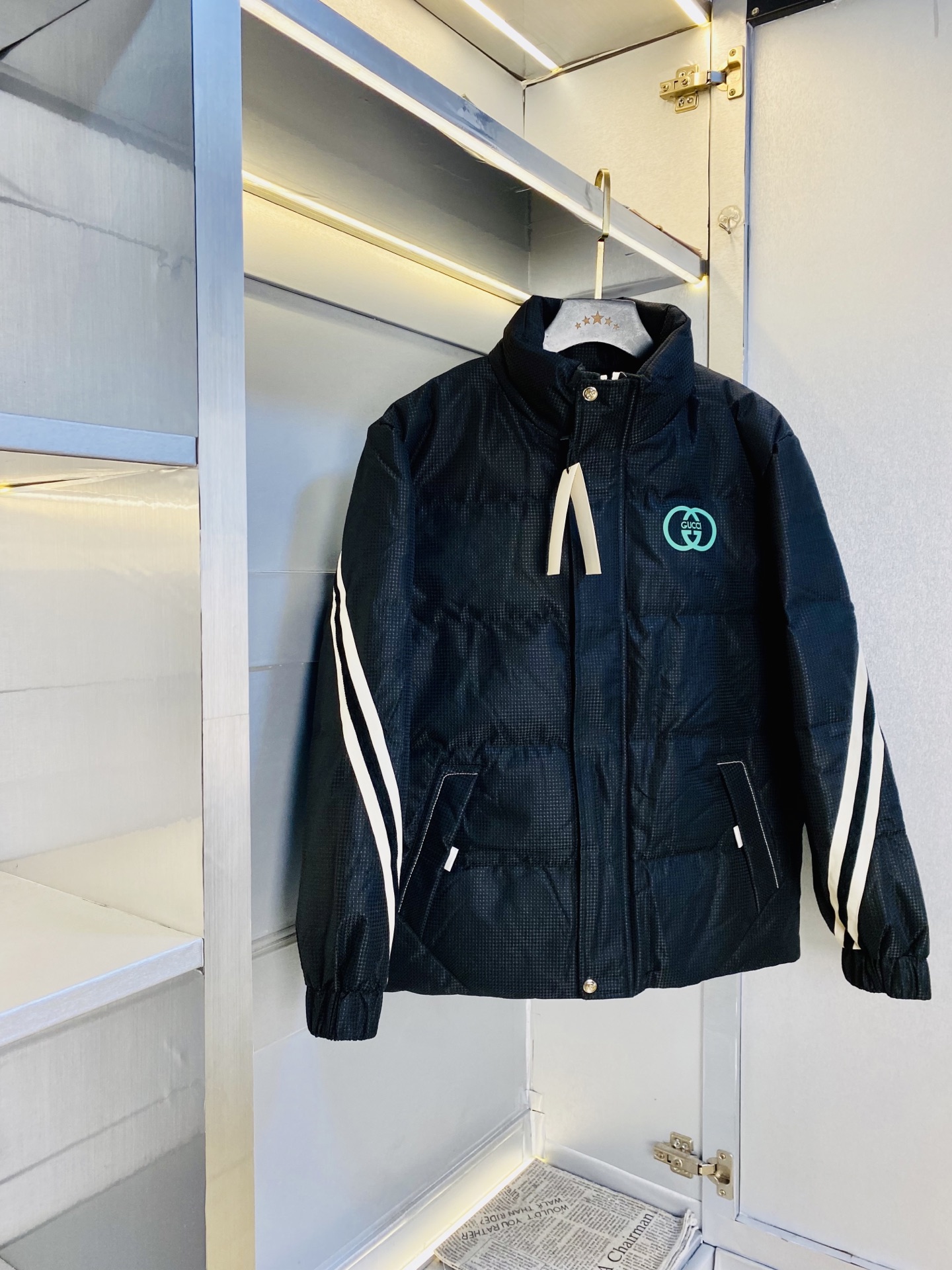 NO:613340,Original item from the official website. Can wear 200 pounds of Gucci winter style!  Down jacket, high version, high quality, same style as the original fabric, customized hardware and accessories, very comfortable, super versatile and good-looking, non-market ordinary version, feel free to compare, absolutely guaranteed quality, color pictures, sizes M-3XL,,gucci,jackets & coats,down jacket,alexander wang19860909官网原单货 可穿200斤古奇Gucci 冬款！羽绒服外套 高版本高品质 原版面料网红明星同款 开模定制五金辅料 感非常舒服 超级百搭好看 非市场普通版本 随意对比 品质绝对保证 颜色图色 尺码M-3XL,,gucci,jackets & coats,down jacket,alexander wang,Men's clothing