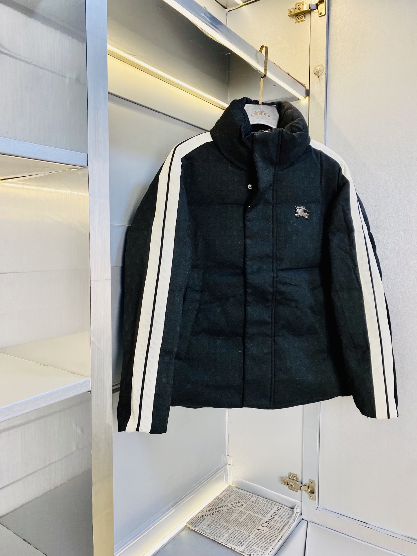 NO:613349,The original item from the official website can wear 210 pounds of Burberry winter style!  Down jacket, high version and high quality. Original fabric, the same style as Internet celebrity stars. Customized hardware and accessories. Very comfortable. Super versatile and good-looking. Non-market ordinary version. Compare at will. Quality is absolutely guaranteed. Color picture. Size M-3XL (175/130 catties wears M),,burberry,burberry,jackets & coats,down jacket,alexander wang19860909官网原单货 可穿210斤巴宝莉Burberry 冬款！羽绒服外套 高版本高品质 原版面料网红明星同款 开模定制五金辅料 感非常舒服 超级百搭好看 非市场普通版本 随意对比 品质绝对保证 颜色图色 尺码M-3XL（175/130斤穿M）,,burberry,burberry,jackets & coats,down jacket,alexander wang,Men's clothing