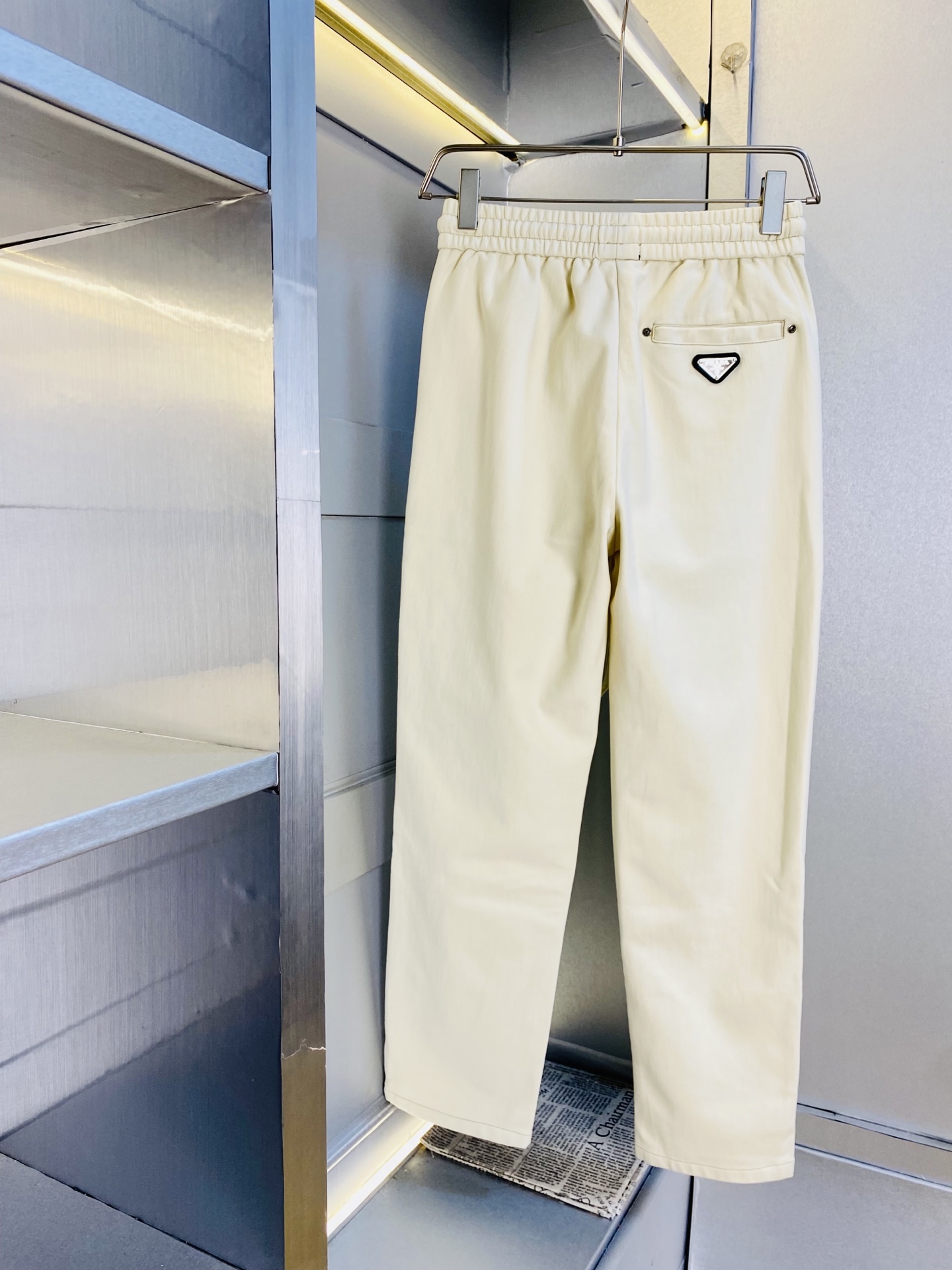 NO:610976,Original item from the official website, can wear 220 pounds Prada, simple and fashionable, new autumn and winter casual pants, sweatpants, elasticated pants, wide-leg pants, long pants, very comfortable to wear, low-key yet luxurious, very classy to wear, no need to say much about the trousers style and cut, the upper body is exquisite and vivid. Really first-class and top-quality materials. Really palace-level casual pants and elastic pants, using Turkish cotton to produce the most famous denim fabric.  The quality is outstanding, the pants are very soft after heavy washing!  The straight-leg version is not picky, the upper body is absolutely stylish, the expert design is extremely luxurious. Size: M-4XL,, prada, prada, alexander wang19860909官网原单货 可穿220斤普拉达Prada 简约时尚 秋冬新款休闲裤运动裤卫裤松紧裤阔腿裤长裤身穿着非常舒适 低调不失奢华 穿出去非常有档次,裤型款式和裁剪亦无需多言 上身精致跃然.真正一等一顶级质料 真正殿堂级的休闲裤松紧裤,选用土耳其的棉花 生产出最有名的单宁布 品质卓然,经过重水洗使得裤子很柔软！直脚的版型 不挑人 上身绝对的有型 达人设计 极度奢华.码数:M-4XL,,prada,prada,alexander wang,Men's clothing