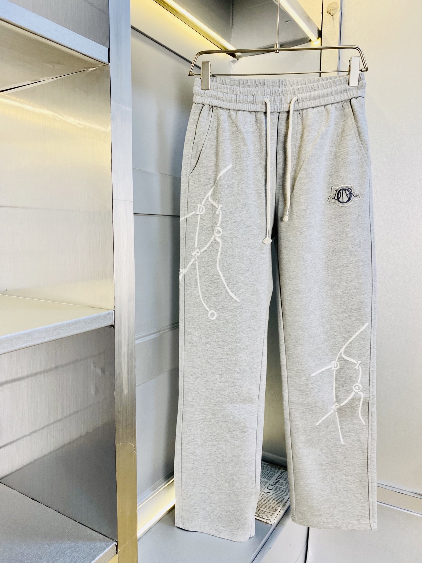 NO:610944,Original item from the official website, can wear 220 pounds of Dior, simple and fashionable, new autumn and winter casual pants, sports pants, sweatpants, elasticated pants, wide-leg pants, long trousers, very comfortable to wear, low-key yet luxurious, very classy to wear, no need to say much about the pants style and cut, the upper body is exquisite and vivid. Really first-class top quality materials, truly palace-level casual pants and elastic pants, using Turkish cotton to produce the most famous denim fabric  The quality is outstanding, the pants are very soft after heavy washing!  The straight-leg version is not picky, the upper body is absolutely stylish, the expert design is extremely luxurious. Size: M-4XL, dior, dior, alexander wang19860909官网原单货 可穿220斤迪奥Dior 简约时尚 秋冬新款休闲裤运动裤卫裤松紧裤阔腿裤长裤身穿着非常舒适 低调不失奢华 穿出去非常有档次,裤型款式和裁剪亦无需多言 上身精致跃然.真正一等一顶级质料 真正殿堂级的休闲裤松紧裤,选用土耳其的棉花 生产出最有名的单宁布 品质卓然,经过重水洗使得裤子很柔软！直脚的版型 不挑人 上身绝对的有型 达人设计 极度奢华.码数:M-4XL,,dior,dior,alexander wang,Men's clothing