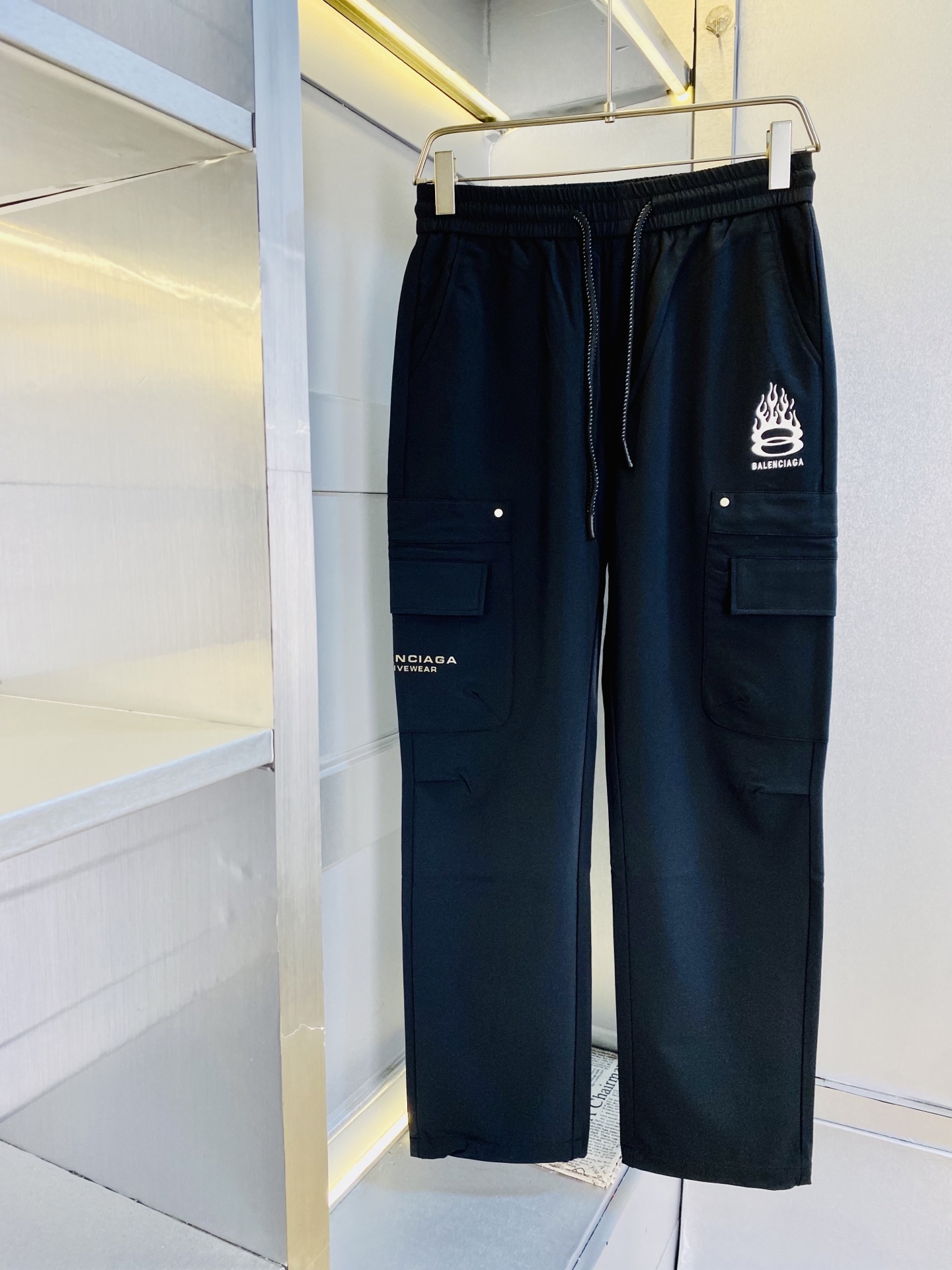 NO:610949,Original item from the official website, can wear 220 pounds Balenciaga, simple and fashionable, new autumn and winter casual pants, sports pants, sweat pants, elastic pants, wide-leg pants, long pants, very comfortable to wear, low-key yet luxurious, very classy to wear, no need to say much about the pants style and tailoring. The upper body is exquisite and vivid. Really first-class and top-quality materials. Really palace-level casual pants and elastic pants, using Turkish cotton to produce the most famous denim fabric.  The quality is outstanding, the pants are very soft after heavy washing!  The straight-leg version is not picky, the upper body is absolutely stylish, the expert design is extremely luxurious. Size: M-4XL,,balenciaga,balenciaga,alexander wang19860909官网原单货 可穿220斤巴黎世家Balenciaga 简约时尚 秋冬新款休闲裤运动裤卫裤松紧裤阔腿裤长裤身穿着非常舒适 低调不失奢华 穿出去非常有档次,裤型款式和裁剪亦无需多言 上身精致跃然.真正一等一顶级质料 真正殿堂级的休闲裤松紧裤,选用土耳其的棉花 生产出最有名的单宁布 品质卓然,经过重水洗使得裤子很柔软！直脚的版型 不挑人 上身绝对的有型 达人设计 极度奢华.码数:M-4XL,,balenciaga,balenciaga,alexander wang,Men's clothing