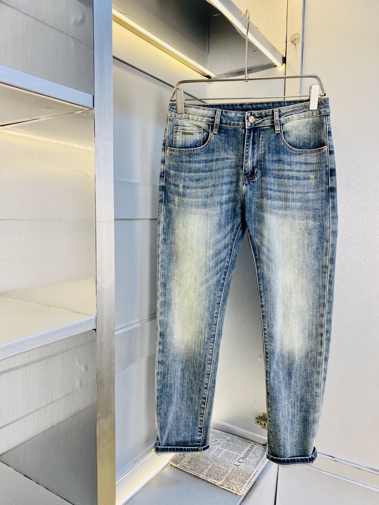 NO:656302,The original item can be worn up to 200 pounds. Burberry 2025 new models are available at the counter simultaneously. Fashionable casual pants, straight-leg jeans and stretch jeans, imported original fabrics, comfortable and breathable upper body, top-notch craftsmanship hardware accessories. Extremely high grade, super correct fit, fashionable and stylish upper body!  A wardrobe essential!  Size 29-38,,burberry,burberry,jeans,alexander wang19860909原单货 可穿200斤巴宝莉Burberry 2025 新款专柜同步有售,时尚休闲裤直筒牛仔裤弹力牛仔裤,进口原版面料,上身舒适透气,顶级工艺五金配饰.档次极高,版型超正,上身时尚有型！衣橱必备单品！尺码29-38,,burberry,burberry,jeans,alexander wang,Men's clothing