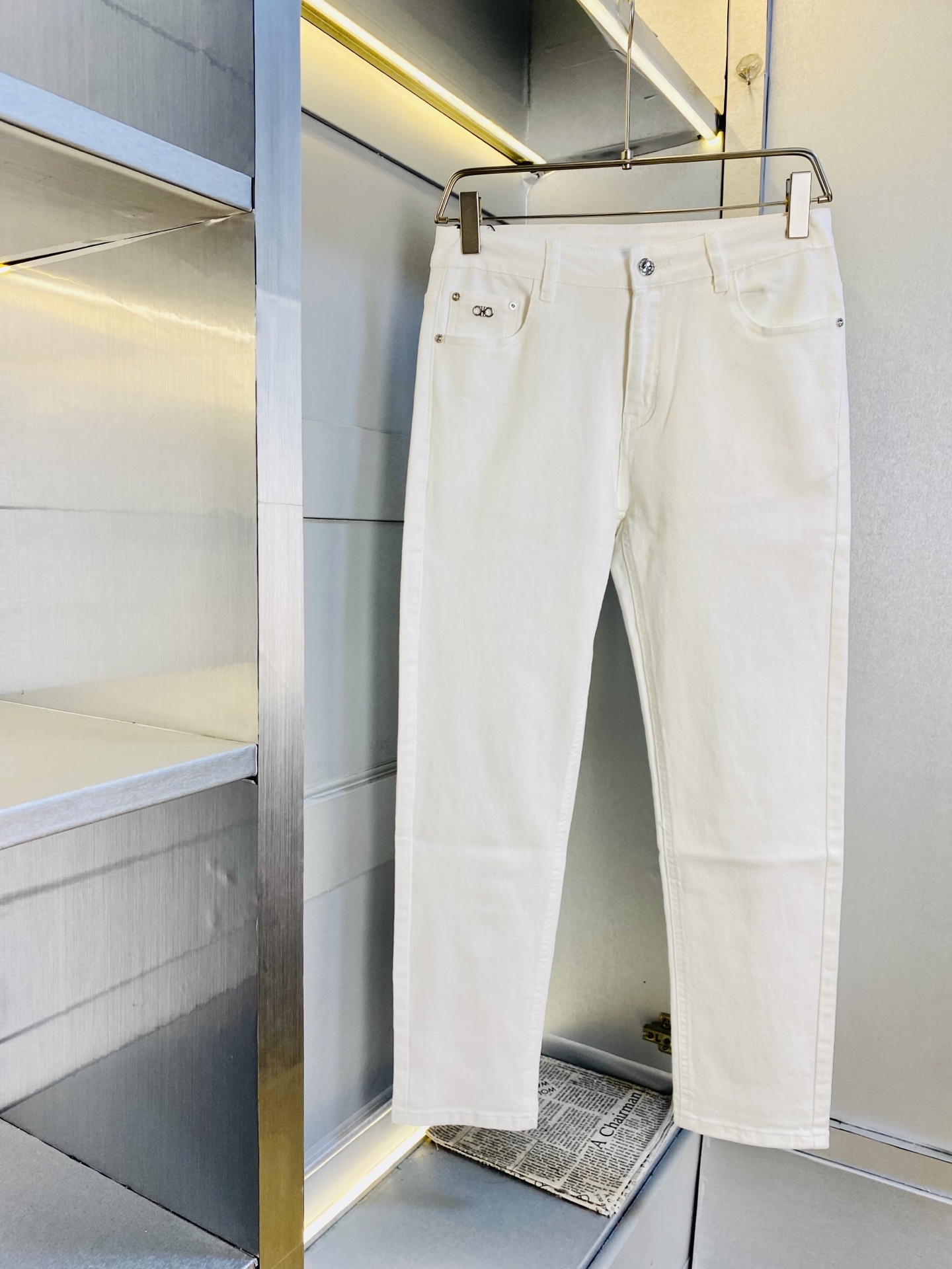 NO:656316,The original item can wear 200 pounds of Ferragamo 2025 new models, available at the counter at the same time, fashionable casual pants, straight-leg jeans and stretch jeans, imported original fabrics, upper body comfortable and breathable, top-notch craftsmanship hardware accessories. Extremely high grade, super correct fit, fashionable and stylish upper body!  A wardrobe essential!  Size 29-38,,ferragamo,ferragamo,jeans,alexander wang19860909原单货 可穿200斤菲拉格慕Ferragamo 2025 新款专柜同步有售,时尚休闲裤直筒牛仔裤弹力牛仔裤,进口原版面料,上身舒适透气,顶级工艺五金配饰.档次极高,版型超正,上身时尚有型！衣橱必备单品！尺码29-38,,ferragamo,ferragamo,jeans,alexander wang,Men's clothing