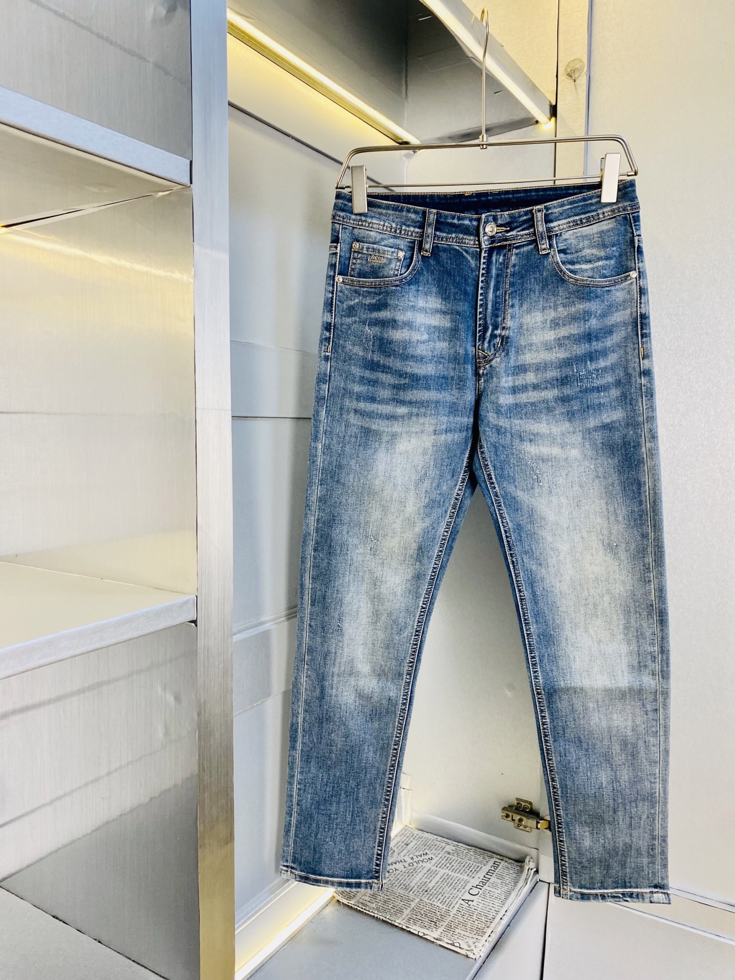 NO:656295,The original item can wear 200 pounds of Zegna 2025 new models, which are available at the counter at the same time. Fashionable casual pants, straight-leg jeans and stretch jeans, imported original fabrics, comfortable and breathable upper body, top-notch craftsmanship hardware accessories. Extremely high grade, super correct version, fashionable and stylish upper body!  A wardrobe essential!  Size 29-38,,zegna,jeans,alexander wang19860909原单货 可穿200斤杰尼亚Zegna 2025 新款专柜同步有售,时尚休闲裤直筒牛仔裤弹力牛仔裤,进口原版面料,上身舒适透气,顶级工艺五金配饰.档次极高,版型超正,上身时尚有型！衣橱必备单品！尺码29-38,,zegna,jeans,alexander wang,Men's clothing