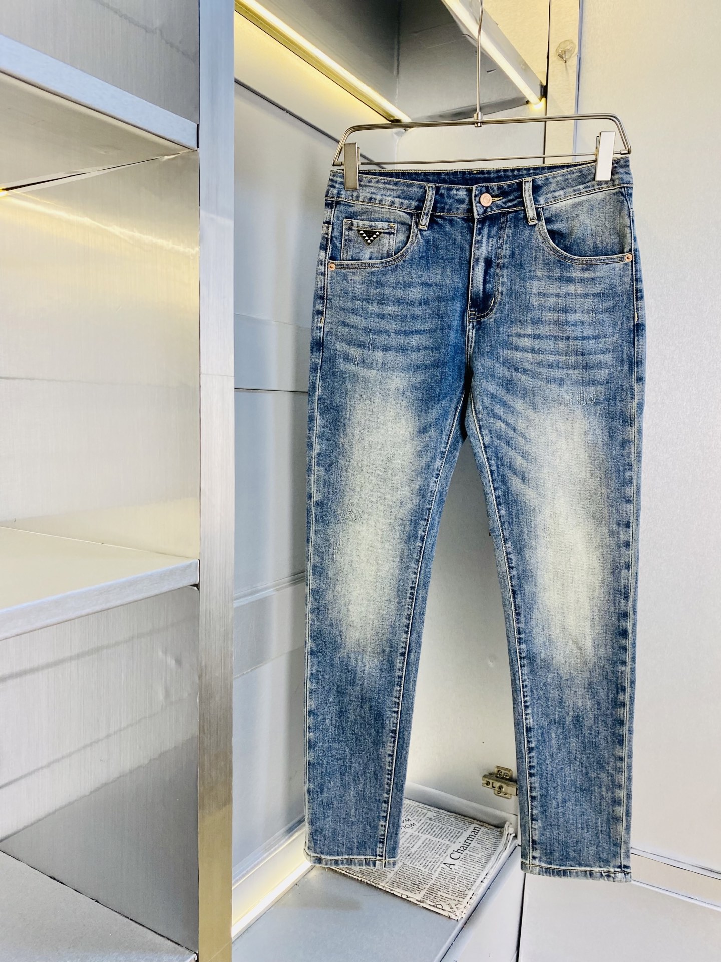 NO:613341,The original item can wear 200 pounds of Prada. The new Prada counters are available at the same time. Fashionable casual pants, straight-leg jeans and stretch jeans, imported original fabrics, comfortable and breathable upper body, top-notch craftsmanship hardware accessories. Extremely high grade, super correct version, fashionable and stylish upper body!  A wardrobe essential!  Size 29-38,,prada,prada,jeans,alexander wang19860909原单货 可穿200斤普拉达Prada 新款专柜同步有售,时尚休闲裤直筒牛仔裤弹力牛仔裤,进口原版面料,上身舒适透气,顶级工艺五金配饰.档次极高,版型超正,上身时尚有型！衣橱必备单品！尺码29-38,,prada,prada,jeans,alexander wang,Men's clothing