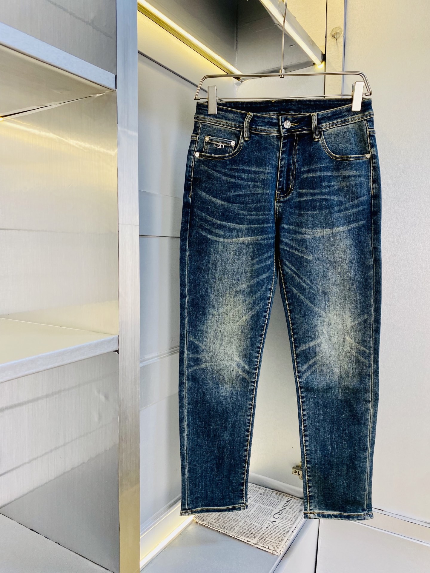 NO:656299,Original item, can wear 200 pounds of Fendi 2025 new models, available at counters simultaneously, fashionable casual pants, straight-leg jeans, stretch jeans, imported original fabrics, comfortable and breathable upper body, top-notch craftsmanship hardware accessories. Extremely high grade, super correct fit, fashionable and stylish upper body!  A wardrobe essential!  Size 29-38,,fendi,fendi,jeans,alexander wang19860909原单货 可穿200斤芬迪Fendi 2025 新款专柜同步有售,时尚休闲裤直筒牛仔裤弹力牛仔裤,进口原版面料,上身舒适透气,顶级工艺五金配饰.档次极高,版型超正,上身时尚有型！衣橱必备单品！尺码29-38,,fendi,fendi,jeans,alexander wang,Men's clothing