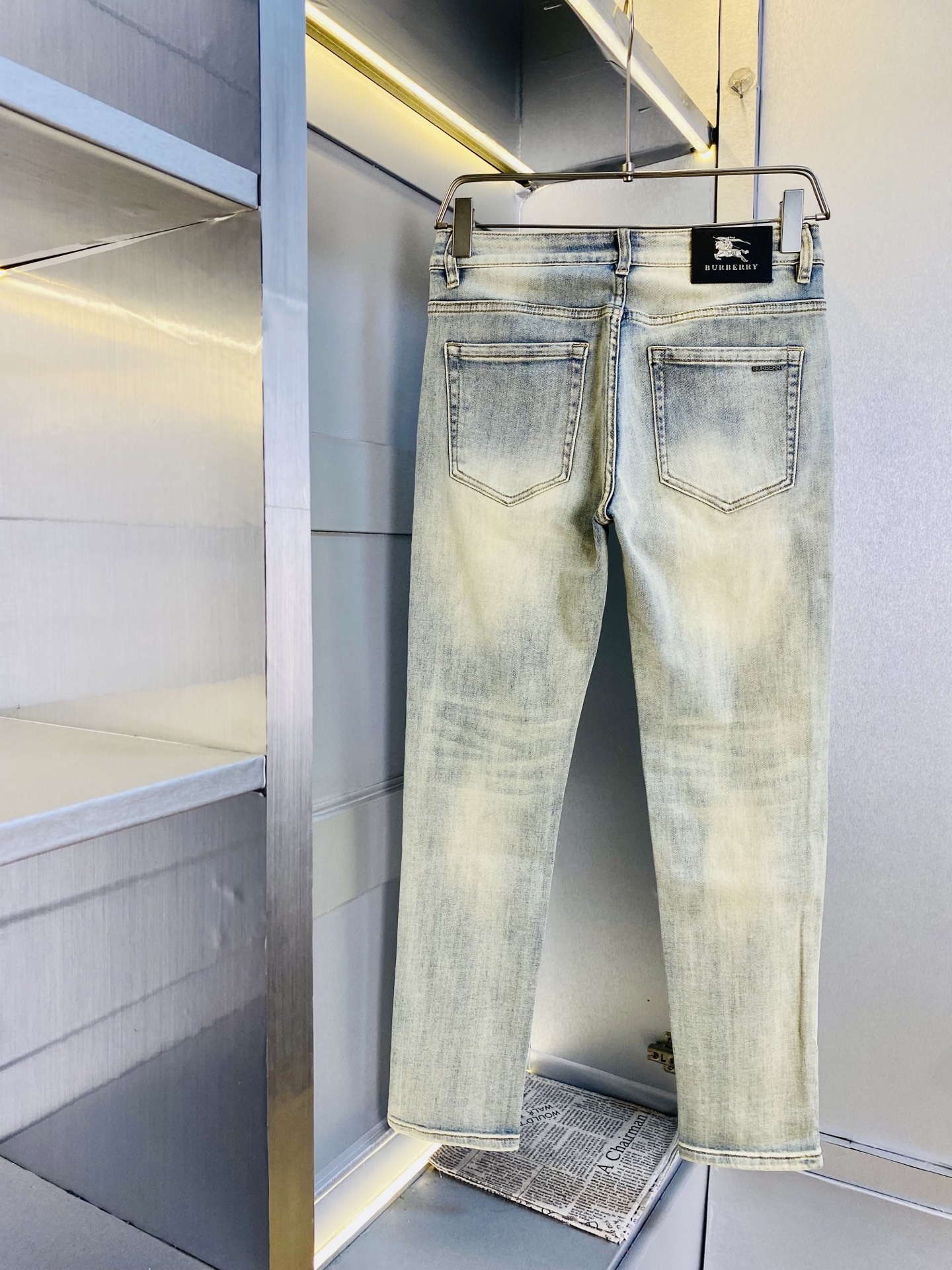 NO:613347,The original item can wear 200 pounds of Burberry. The new Burberry counters are available at the same time. Fashionable casual pants, straight-leg jeans and stretch jeans, imported original fabrics, comfortable and breathable upper body, top-notch craftsmanship hardware accessories. Extremely high grade, super correct version, fashionable and stylish upper body!  A wardrobe essential!  Size 29-38,,burberry,burberry,jeans,alexander wang19860909原单货 可穿200斤巴宝莉Burberry 新款专柜同步有售,时尚休闲裤直筒牛仔裤弹力牛仔裤,进口原版面料,上身舒适透气,顶级工艺五金配饰.档次极高,版型超正,上身时尚有型！衣橱必备单品！尺码29-38,,burberry,burberry,jeans,alexander wang,Men's clothing