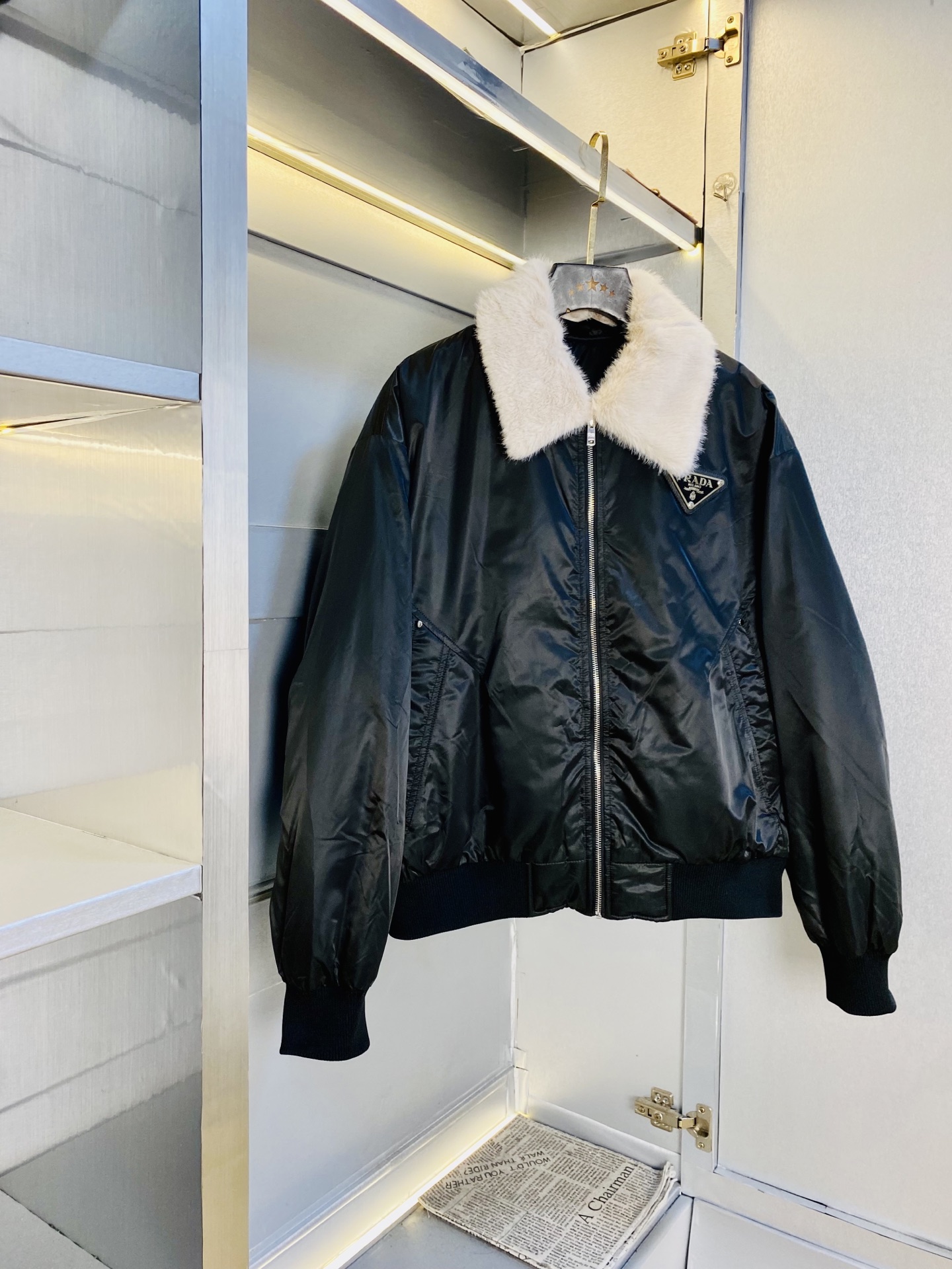 NO:656341,Original item from the official website. Can wear 210 pounds of Prada 2025 winter style!  Down jacket, collar, mink fur lining and down jacket. High version and high quality. Original fabric, the same style as Internet celebrity stars. Customized hardware and accessories. Very comfortable. Super versatile and good-looking. Non-market ordinary version. Compare at will. Quality is absolutely guaranteed. Color and picture. Sizes M-3XL (175/130 pounds wear M), prada, prada, jackets & coats, down jacket, alexander wang19860909官网原单货 可穿210斤普拉达Prada 2025冬款！羽绒服外套 领子加水貂毛内里加绒羽绒服 高版本高品质 原版面料网红明星同款 开模定制五金辅料 感非常舒服 超级百搭好看 非市场普通版本 随意对比 品质绝对保证 颜色图色 尺码M-3XL（175/130斤穿M）,,prada,prada,jackets & coats,down jacket,alexander wang,Men's clothing