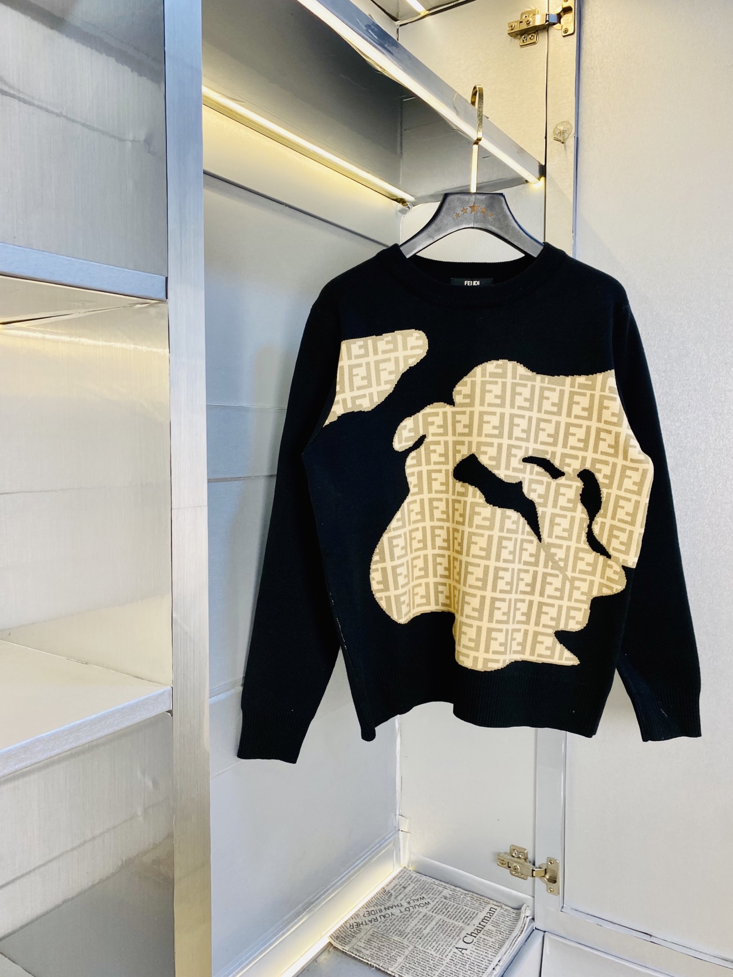 NO:730295,Support replacement after the year!  The original item from the official website can be worn in Fendi 2025 autumn and winter!  New knitted sweater and cardigan sweater. High version and high quality. Original fabric and the same style as Internet celebrity stars! Mold customization of hardware accessories. Very comfortable. Super versatile and good-looking. Non-market ordinary version. Compare at will. Quality is absolutely guaranteed. Color pictures and colors. Sizes M-3XL,,fendi,fendi,sweaters,19860909支持年后退换！ 官网原单货 可穿斤芬迪Fendi 2025秋冬款！新款针织衫羊毛衫毛衣 高版本高品质 原版面料网红明星同款! 开模定制五金辅料 感非常舒服 超级百搭好看 非市场普通版本 随意对比 品质绝对保证 颜色图色 尺码M-3XL,,fendi,fendi,sweaters,,Men's clothing