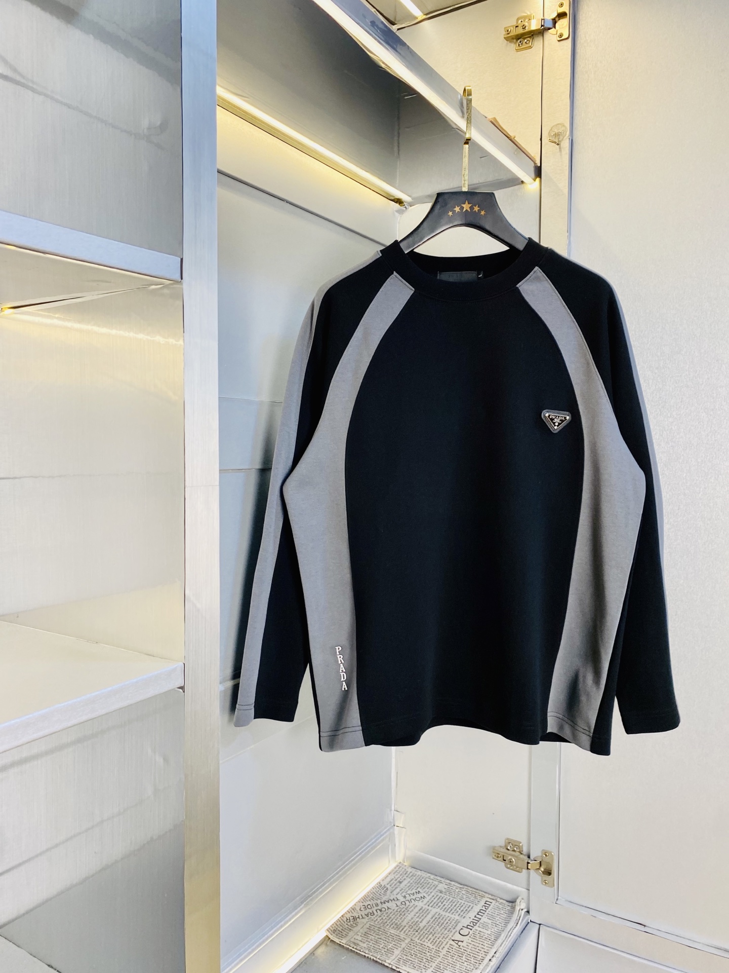 NO:643866,The official website model can be worn up to 210 pounds. Prada original order quality. The latest sweatshirt, selected counter custom-made top imported fabrics. All details are perfect 1:1 replica and restored to 100% authentic. Original hardware. High-end customized accessories. Original factory original label. The upper body effect is amazing!  Size: M-3XL (175/130 pounds wear M),, prada, prada, hoodie, sweatshirts, alexander wang19860909官网款 可穿210斤 普拉达Prada 原单品质 最新款卫衣,精选专柜订制顶级进口面料 所有细节做工完美1比1复刻 还原正品百分百 原版五金 高端订制辅料 原厂原标 上身效果超赞！码数:M-3XL（175/130斤穿M）,,prada,prada,hoodie,sweatshirts,alexander wang,Men's clothing