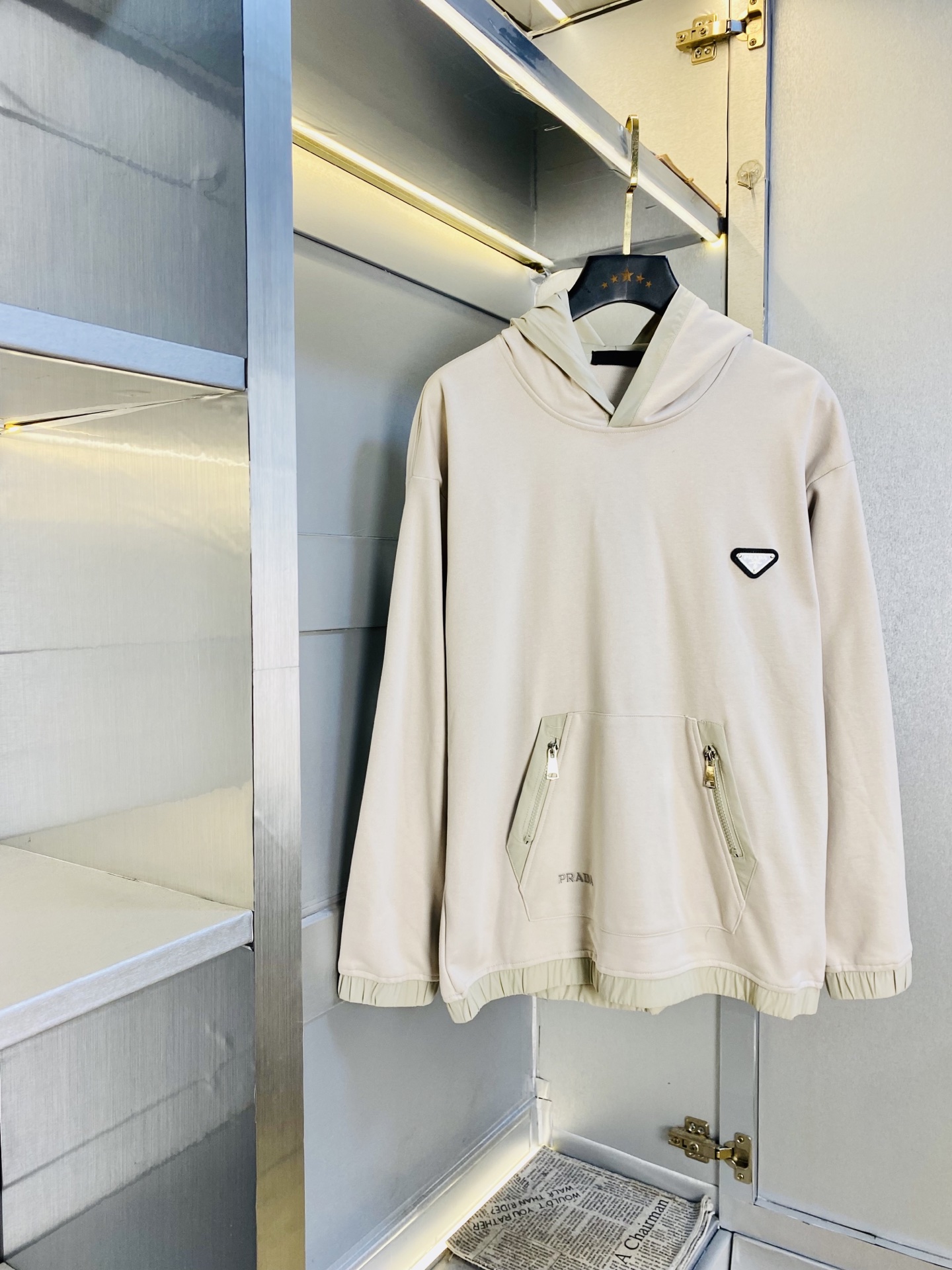 NO:643870,The official website model can be worn up to 210 pounds. Prada original order quality. The latest hooded sweatshirt, selected counter custom-made top imported fabrics. All details are perfectly made and reproduced 1:1 to restore 100% authenticity. Original hardware. High-end customized accessories. Original factory original label. The upper body effect is amazing!  Size: M-3XL (175/130 pounds wear M),, prada, prada, hoodie, sweatshirts, hats, alexander wang19860909官网款 可穿210斤 普拉达Prada 原单品质 最新款连帽卫衣,精选专柜订制顶级进口面料 所有细节做工完美1比1复刻 还原正品百分百 原版五金 高端订制辅料 原厂原标 上身效果超赞！码数:M-3XL（175/130斤穿M）,,prada,prada,hoodie,sweatshirts,hats,alexander wang,Men's clothing