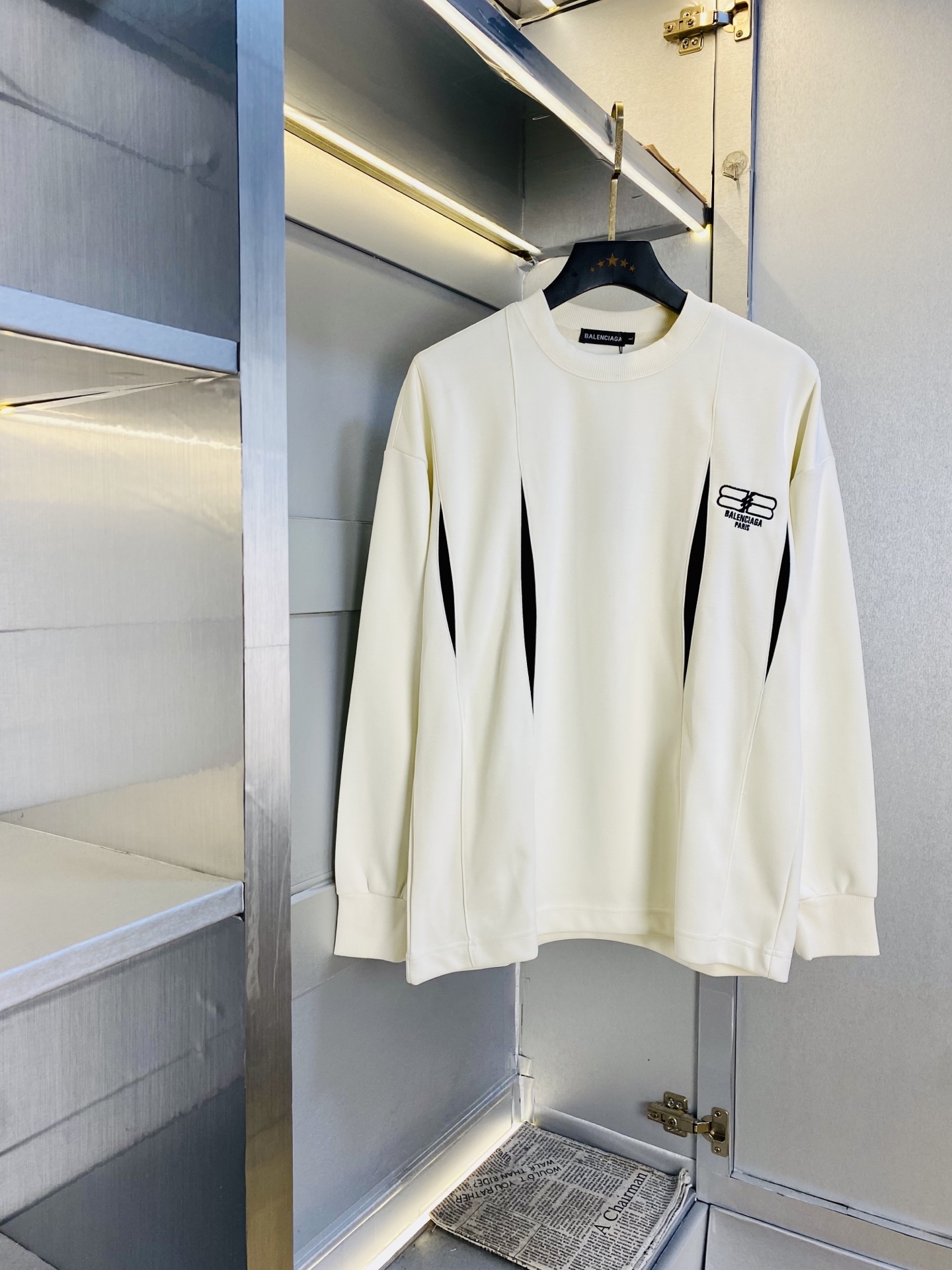 NO:643884,The official website model can be worn up to 210 pounds. Balenciaga. Original quality. The latest sweatshirt, selected counter custom-made top-grade imported fabrics. All details are perfectly made and reproduced 1:1, restoring 100% authenticity. Original hardware. High-end customized accessories. Original factory original label. The upper body effect is amazing!  Size: M-3XL (175/130 pounds wear M),,balenciaga,balenciaga,hoodie,sweatshirts,alexander wang19860909官网款 可穿210斤 巴黎世家Balenciaga 原单品质 最新款卫衣,精选专柜订制顶级进口面料 所有细节做工完美1比1复刻 还原正品百分百 原版五金 高端订制辅料 原厂原标 上身效果超赞！码数:M-3XL（175/130斤穿M）,,balenciaga,balenciaga,hoodie,sweatshirts,alexander wang,Men's clothing