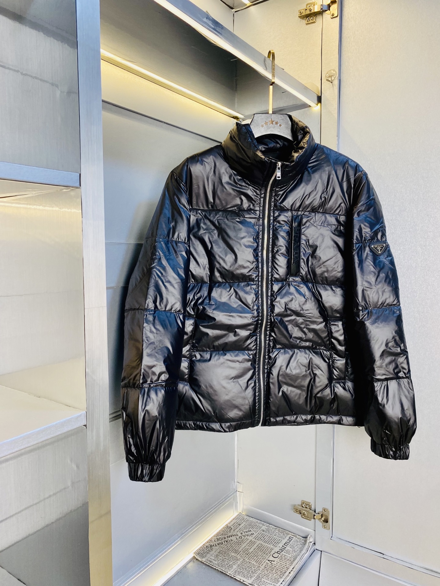 NO:690454,Original item from the official website. Can wear 200 pounds of Prada ss new down jacket. High version and high quality. Original fabric, the same style as Internet celebrity stars. Customized hardware and accessories. Very comfortable. Super versatile and good-looking down jacket. Non-market ordinary version. Compare at will. Quality is absolutely guaranteed. Color, picture and color. Size M-3XL,, prada, prada, jackets & coats, down jacket,19860909官网原单货 可穿200斤普拉达Prada ss新款羽绒服外套 高版本高品质 原版面料网红明星同款 开模定制五金辅料 感非常舒服 超级百搭好看的一款羽绒外套 非市场普通版本 随意对比 品质绝对保证 颜色图色 尺码M-3XL,,prada,prada,jackets & coats,down jacket,,Men's clothing