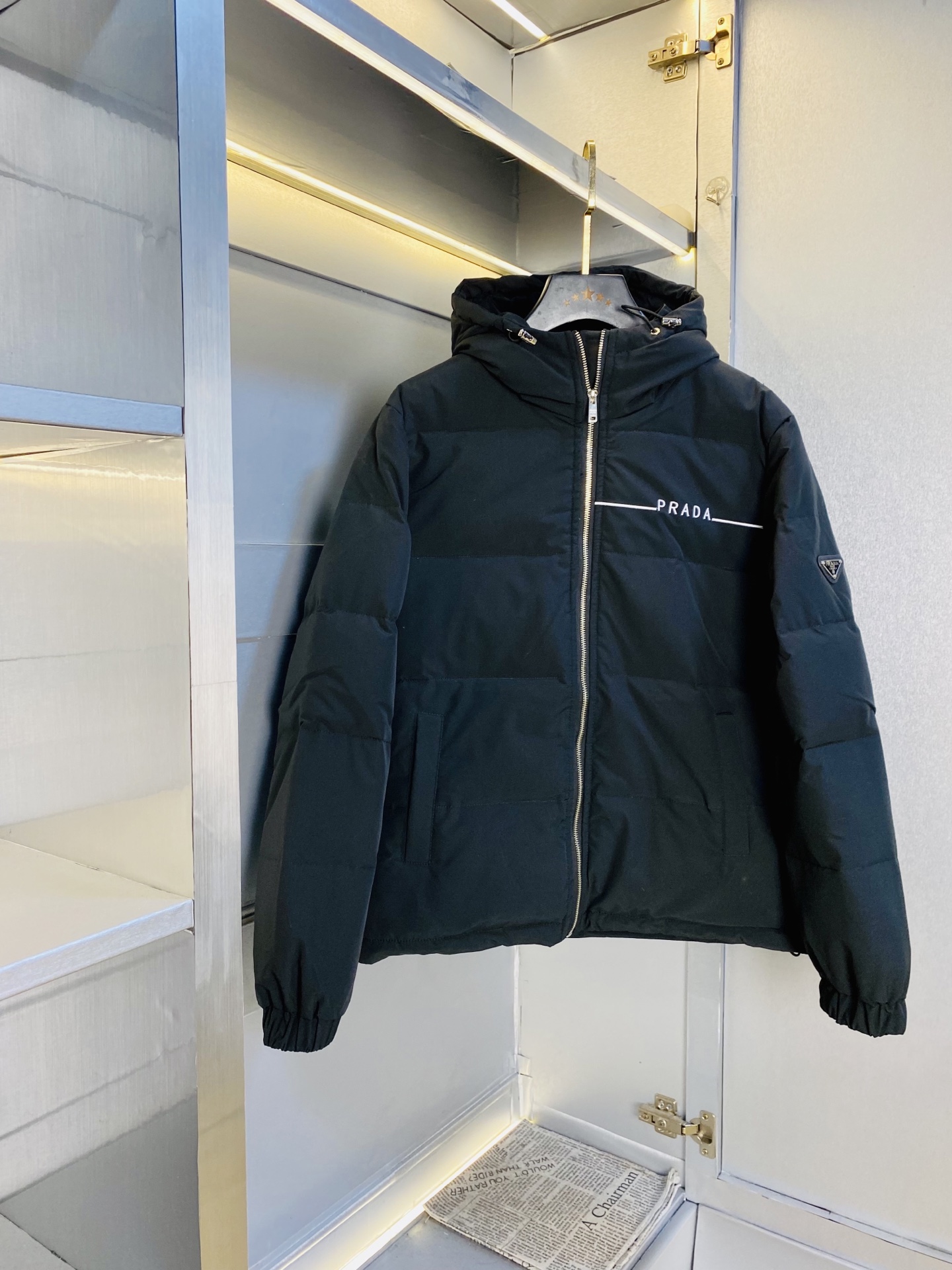 NO:643855,Original item from the official website. Can wear 200 pounds of Prada ss new down jacket. High version and high quality. Original fabric, the same style as Internet celebrity stars. Customized hardware and accessories. Very comfortable. Super versatile and good-looking down jacket. Non-market ordinary version. Compare at will. Quality is absolutely guaranteed. Color, picture and color. Size M-3XL,, prada, prada, jackets & coats, down jacket, alexander wang19860909官网原单货 可穿200斤普拉达Prada ss新款羽绒服外套 高版本高品质 原版面料网红明星同款 开模定制五金辅料 感非常舒服 超级百搭好看的一款羽绒外套 非市场普通版本 随意对比 品质绝对保证 颜色图色 尺码M-3XL,,prada,prada,jackets & coats,down jacket,alexander wang,Men's clothing