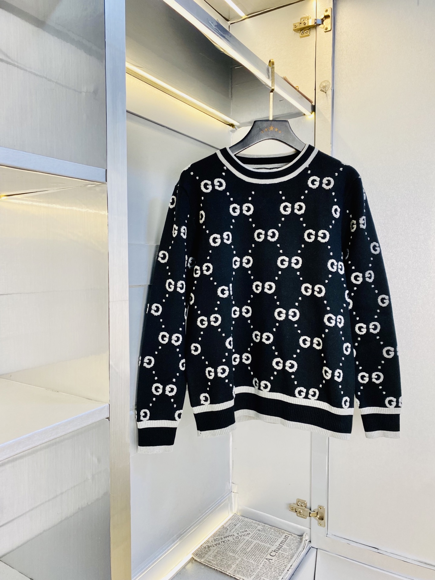 NO:597570,The original item from the official website can be worn in Gucci 2025 autumn and winter styles!  New knitted sweater and cardigan sweater. High version and high quality. Original fabric and the same style as Internet celebrity stars! Mold customization of hardware accessories. Very comfortable. Super versatile and good-looking. Non-market ordinary version. Compare at will. Quality is absolutely guaranteed. Color pictures and colors. Sizes M-3XL,,gucci,sweaters,alexander wang19860909官网原单货 可穿斤古奇Gucci 2025秋冬款！新款针织衫羊毛衫毛衣 高版本高品质 原版面料网红明星同款! 开模定制五金辅料 感非常舒服 超级百搭好看 非市场普通版本 随意对比 品质绝对保证 颜色图色 尺码M-3XL,,gucci,sweaters,alexander wang,Men's clothing