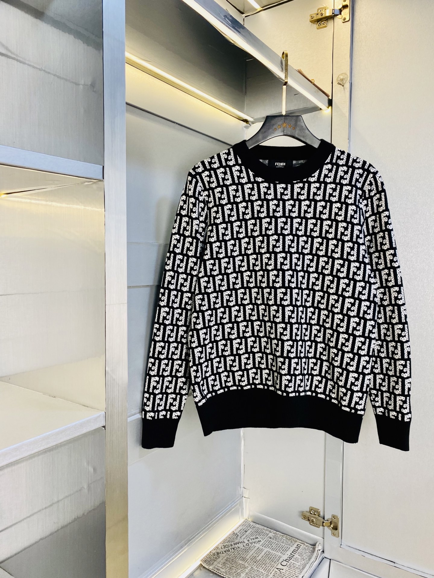 NO:597547,The original item from the official website can be worn in Fendi 2025 autumn and winter!  New knitted sweater, cardigan sweater, high version and high quality, original fabric, the same style as Internet celebrity stars! Mold customization of hardware accessories, very comfortable, super versatile and good-looking, non-market ordinary version, feel free to compare, quality is absolutely guaranteed, color pictures, size M-3XL,,fendi,fendi,sweaters,alexander wang19860909官网原单货 可穿斤芬迪Fendi 2025秋冬款！新款针织衫羊毛衫毛衣 高版本高品质 原版面料网红明星同款! 开模定制五金辅料 感非常舒服 超级百搭好看 非市场普通版本 随意对比 品质绝对保证 颜色图色 尺码M-3XL,,fendi,fendi,sweaters,alexander wang,Men's clothing