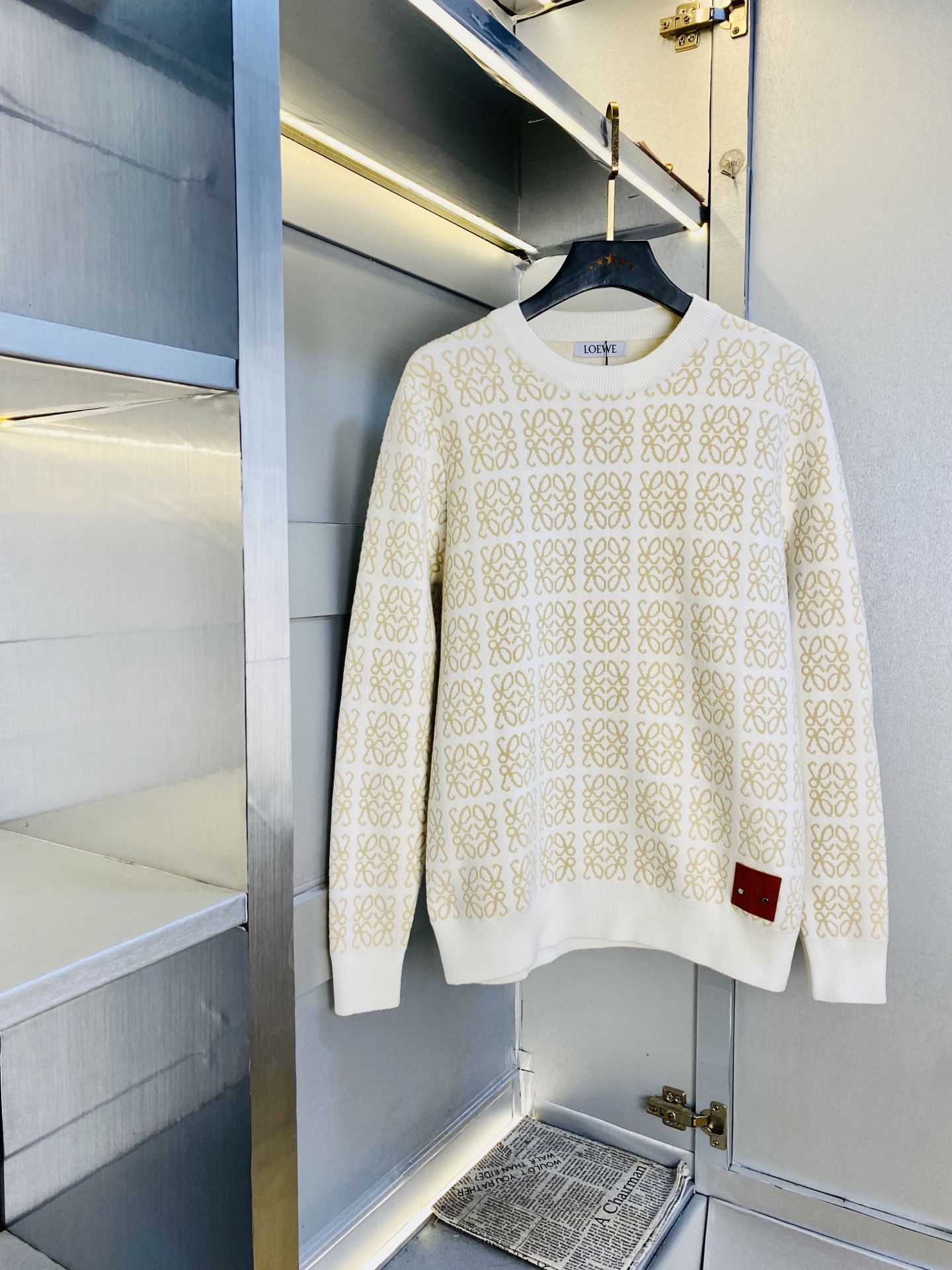 NO:597550,The original item from the official website can be worn in Loewe 2025 autumn and winter!  New knitted sweater, cardigan sweater, high version, high quality, original fabric, the same style as Internet celebrity stars! Mold customization of hardware accessories, very comfortable, super versatile and good-looking, non-market ordinary version, feel free to compare, quality is absolutely guaranteed, color pictures and colors, size M-3XL,,loewe,loewe,sweaters,alexander wang19860909官网原单货 可穿斤罗意威Loewe 2025秋冬款！新款针织衫羊毛衫毛衣 高版本高品质 原版面料网红明星同款! 开模定制五金辅料 感非常舒服 超级百搭好看 非市场普通版本 随意对比 品质绝对保证 颜色图色 尺码M-3XL,,loewe,loewe,sweaters,alexander wang,Men's clothing