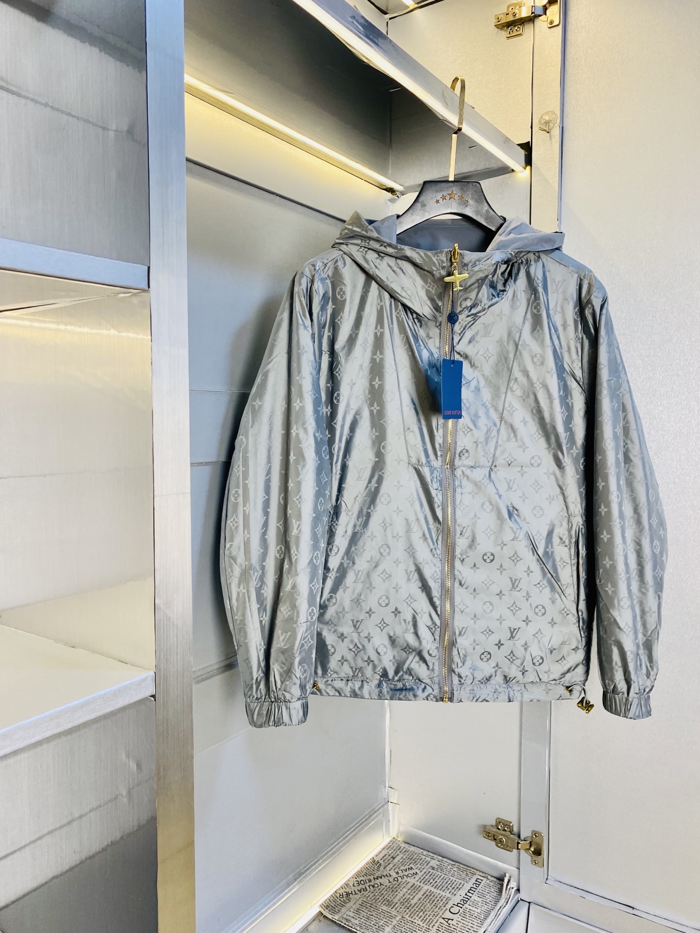 NO:643857,The original item from the official website can wear 200 pounds of Louis Vuitton Lv autumn style!  New coat, jacket and windproof coat. High version and high quality. The original fabric is the same as that of Internet celebrity stars. Mold customization of hardware and accessories. Very comfortable. A super versatile and good-looking coat. Not a common version in the market. Compare at will. Quality is absolutely guaranteed. Color pictures and colors. Sizes M-3XL, Louis vuitton, Louis vuitton, jackets & coats, jackets & coats, alexander wang19860909官网原单货 可穿200斤路易威登Lv 秋款！新款外套夹克防风衣 高版本高品质 原版面料网红明星同款 开模定制五金辅料 感非常舒服 超级百搭好看的一款外套 非市场普通版本 随意对比 品质绝对保证 颜色图色 尺码M-3XL,,louis vuitton,louis vuitton,jackets & coats,jackets & coats,alexander wang,Men's clothing