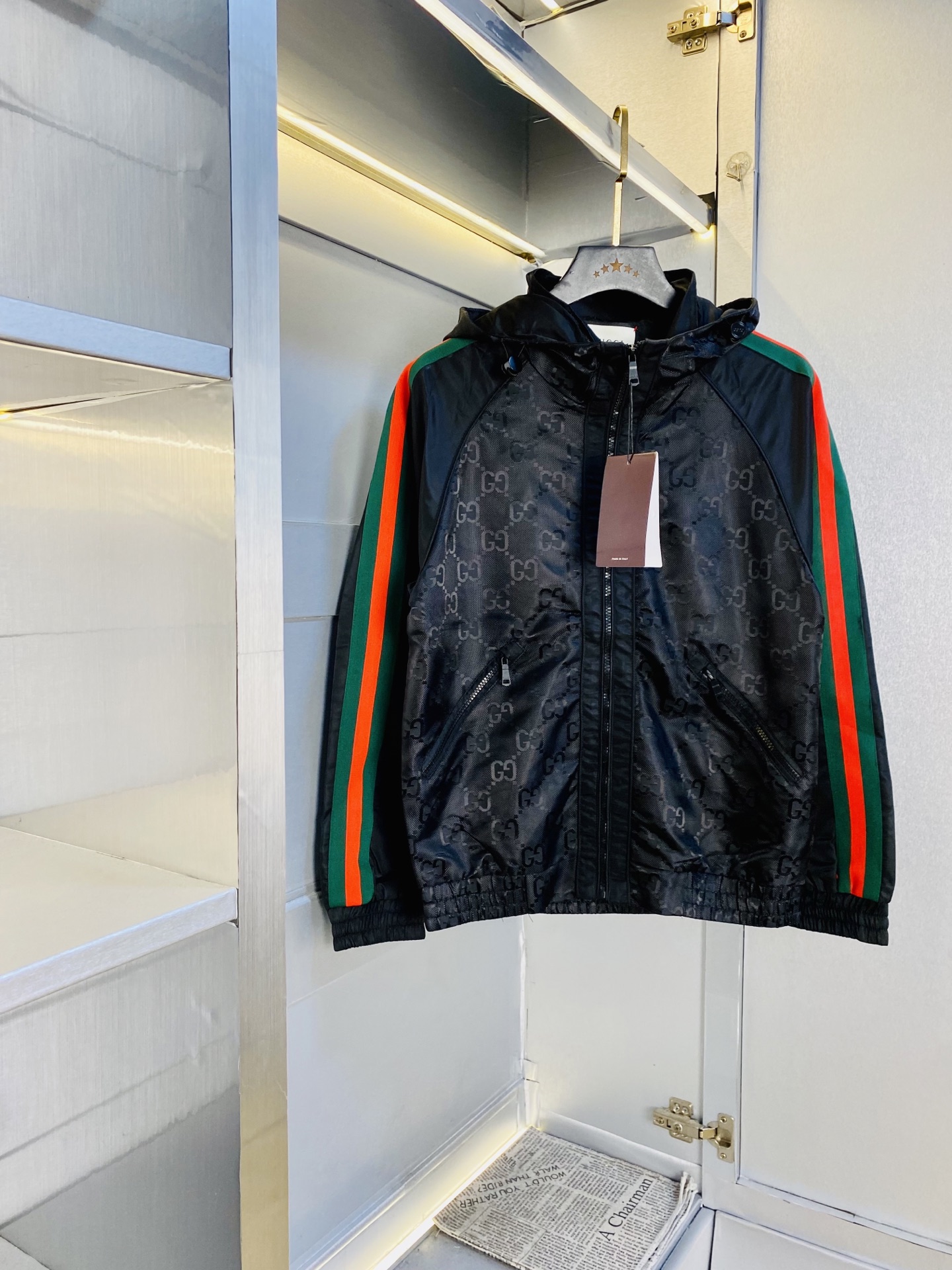 NO:643837,Original item from the official website. Can wear 200 pounds of Gucci autumn style!  New coat and windbreaker. High version and high quality. The original fabric is the same as that of Internet celebrity stars. Mold customization of hardware accessories. Very comfortable. Super versatile and good-looking coat. Not the ordinary version in the market. Compare at will. Quality is absolutely guaranteed. Color pictures and colors. Sizes M-3XL,,gucci,jackets & coats,jackets & coats,alexander wang19860909官网原单货 可穿200斤古奇Gucci 秋款！新款外套夹克防风衣 高版本高品质 原版面料网红明星同款 开模定制五金辅料 感非常舒服 超级百搭好看的一款外套 非市场普通版本 随意对比 品质绝对保证 颜色图色 尺码M-3XL,,gucci,jackets & coats,jackets & coats,alexander wang,Men's clothing