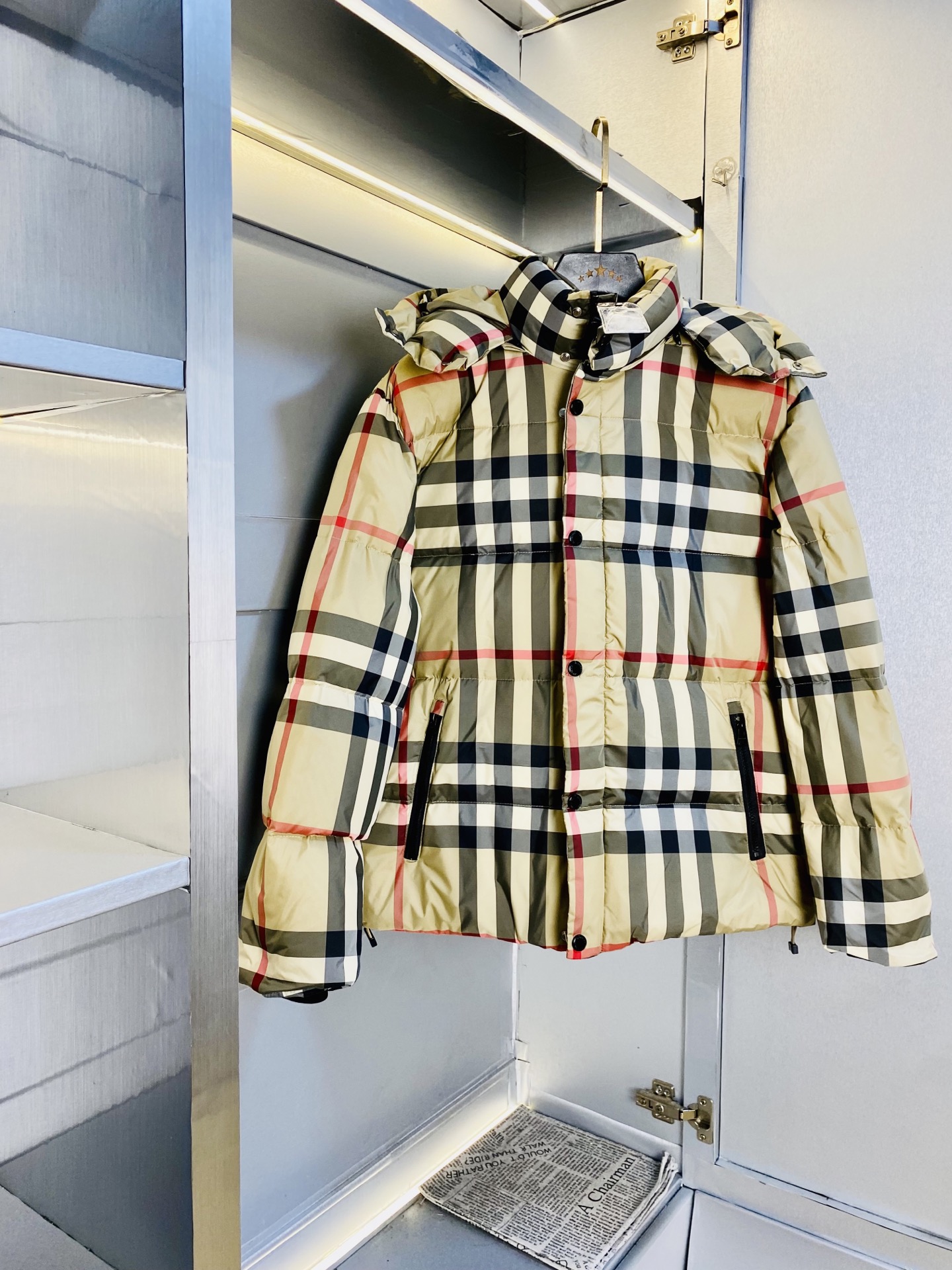 NO:682834,Original item from the official website. Can wear 200 pounds of Burberry 2025ss new down jacket. High version and high quality. Original fabric, the same style as Internet celebrity stars. Open mold to customize hardware accessories. Very comfortable. Super versatile and good-looking down jacket. Non-market ordinary version. Feel free to compare. Quality is absolutely guaranteed. Color picture and color. Size M-3XL,,burberry,burberry,jackets & coats,down jacket,19860909官网原单货 可穿200斤巴宝莉Burberry 2025ss新款羽绒服外套 高版本高品质 原版面料网红明星同款 开模定制五金辅料 感非常舒服 超级百搭好看的一款羽绒外套 非市场普通版本 随意对比 品质绝对保证 颜色图色 尺码M-3XL,,burberry,burberry,jackets & coats,down jacket,,Men's clothing