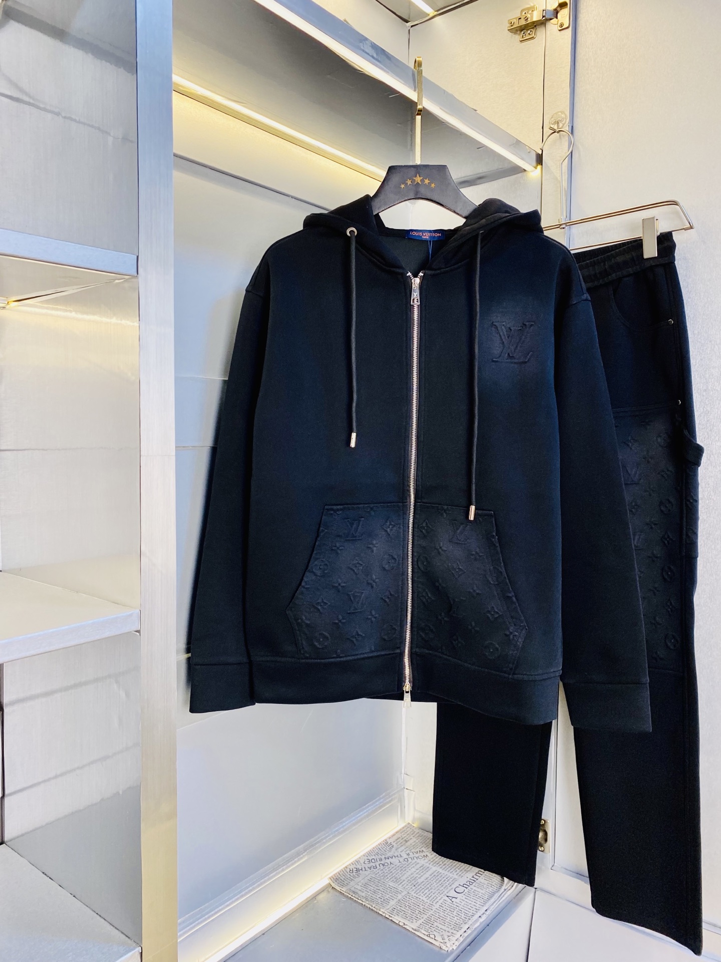 NO:598751,Original item from the official website, can wear 220 pounds, Louis Vuitton Lv, simple and fashionable, autumn new suit, long-sleeved jacket, jacket, trousers suit, very comfortable to wear, low-key yet luxurious, very classy to wear, and the trousers style and tailoring are needless to say. The upper body is exquisite and vivid. Real first-class and top-quality materials. Really top-grade casual pants and elastic pants, using Turkish cotton to produce the most famous denim fabric. The quality is outstanding, and the trousers are very soft after heavy washing!  The straight-leg version is not picky and the upper body is absolutely stylish and extremely luxurious. Size: S-XXL (175/130 pounds wear S),,louis vuitton,louis vuitton,jackets & coats,jackets & coats,alexander wang19860909官网原单货 可穿220斤 路易威登Lv 简约时尚 秋季新款套装长袖外套夹克套装长裤套装 身穿着非常舒适 低调不失奢华 穿出去非常有档次,裤型款式和裁剪亦无需多言 上身精致跃然.真正一等一顶级质料 真正殿堂级的休闲裤松紧裤,选用土耳其的棉花 生产出最有名的单宁布 品质卓然,经过重水洗使得裤子很柔软！直脚的版型 不挑人 上身绝对的有型 极度奢华.码数:S-XXL（175/130斤穿S）,,louis vuitton,louis vuitton,jackets & coats,jackets & coats,alexander wang,Men's clothing