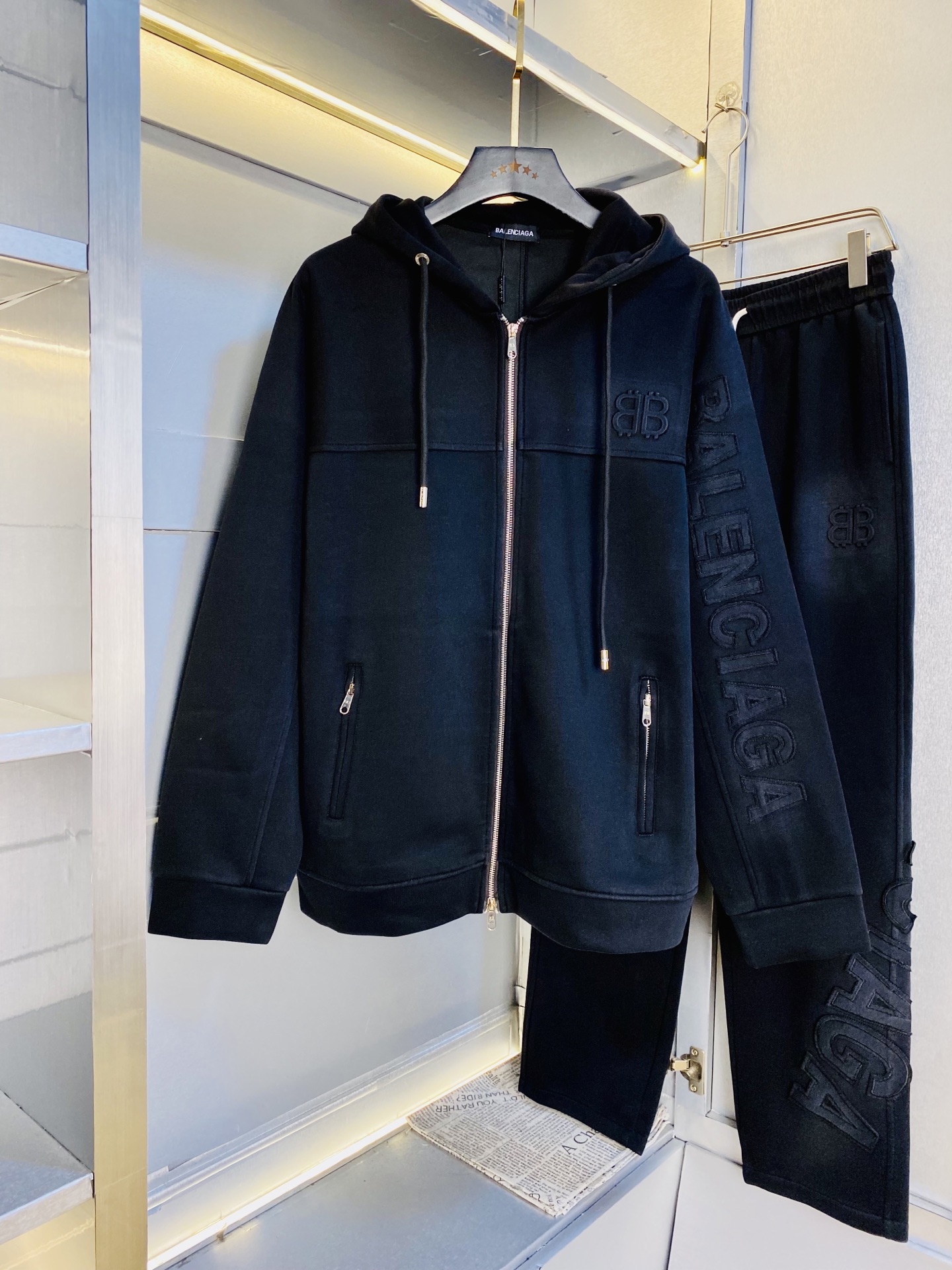 NO:598753,The original item from the official website can be worn up to 220 pounds. Balenciaga is simple and fashionable. The new fall suit long-sleeved jacket, jacket, trousers suit, very comfortable to wear, low-key yet luxurious. It is very classy to wear, and the style and tailoring of the trousers need no introduction. The upper body is exquisite and vivid. Really first-class and top-quality materials. Really top-grade casual pants and elastic pants, using Turkish cotton to produce the most famous denim fabric. The quality is outstanding, and the pants are very soft after heavy washing!  The straight-leg version is not picky and the upper body is absolutely stylish and extremely luxurious. Size: S-XXL (175/130 pounds wear S),,balenciaga,balenciaga,jackets & coats,jackets & coats,alexander wang19860909官网原单货 可穿220斤 巴黎世家Balenciaga 简约时尚 秋季新款套装长袖外套夹克套装长裤套装 身穿着非常舒适 低调不失奢华 穿出去非常有档次,裤型款式和裁剪亦无需多言 上身精致跃然.真正一等一顶级质料 真正殿堂级的休闲裤松紧裤,选用土耳其的棉花 生产出最有名的单宁布 品质卓然,经过重水洗使得裤子很柔软！直脚的版型 不挑人 上身绝对的有型 极度奢华.码数:S-XXL（175/130斤穿S）,,balenciaga,balenciaga,jackets & coats,jackets & coats,alexander wang,Men's clothing