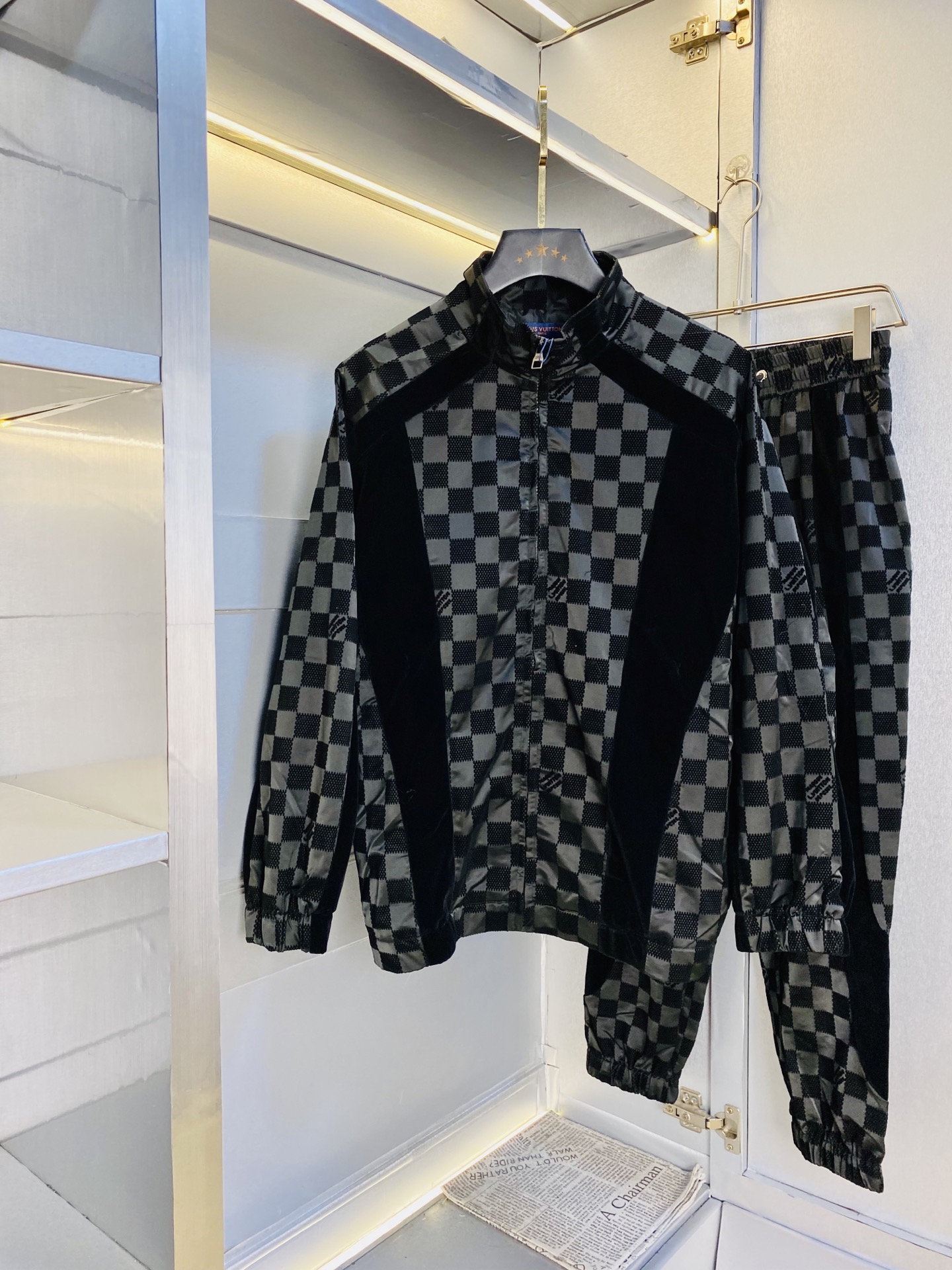 NO:598745,Original item from the official website, can wear 200 pounds, Louis Vuitton Lv, simple and fashionable, autumn new suit, long-sleeved jacket, jacket, trousers suit, very comfortable to wear, low-key yet luxurious, very classy to wear, and the style and tailoring of the pants need no introduction. The upper body is exquisite and vivid. Real first-class and top-quality materials. Really top-grade casual pants and elastic pants, using Turkish cotton to produce the most famous denim fabric. The quality is outstanding, and the pants are very soft after heavy washing!  The straight-leg version is not picky and the upper body is absolutely stylish and extremely luxurious. Size: M-3XL (175/130 pounds wear M),,louis vuitton,louis vuitton,jackets & coats,jackets & coats,alexander wang19860909官网原单货 可穿200斤 路易威登Lv 简约时尚 秋季新款套装长袖外套夹克套装长裤套装 身穿着非常舒适 低调不失奢华 穿出去非常有档次,裤型款式和裁剪亦无需多言 上身精致跃然.真正一等一顶级质料 真正殿堂级的休闲裤松紧裤,选用土耳其的棉花 生产出最有名的单宁布 品质卓然,经过重水洗使得裤子很柔软！直脚的版型 不挑人 上身绝对的有型 极度奢华.码数:M-3XL（175/130斤穿M）,,louis vuitton,louis vuitton,jackets & coats,jackets & coats,alexander wang,Men's clothing