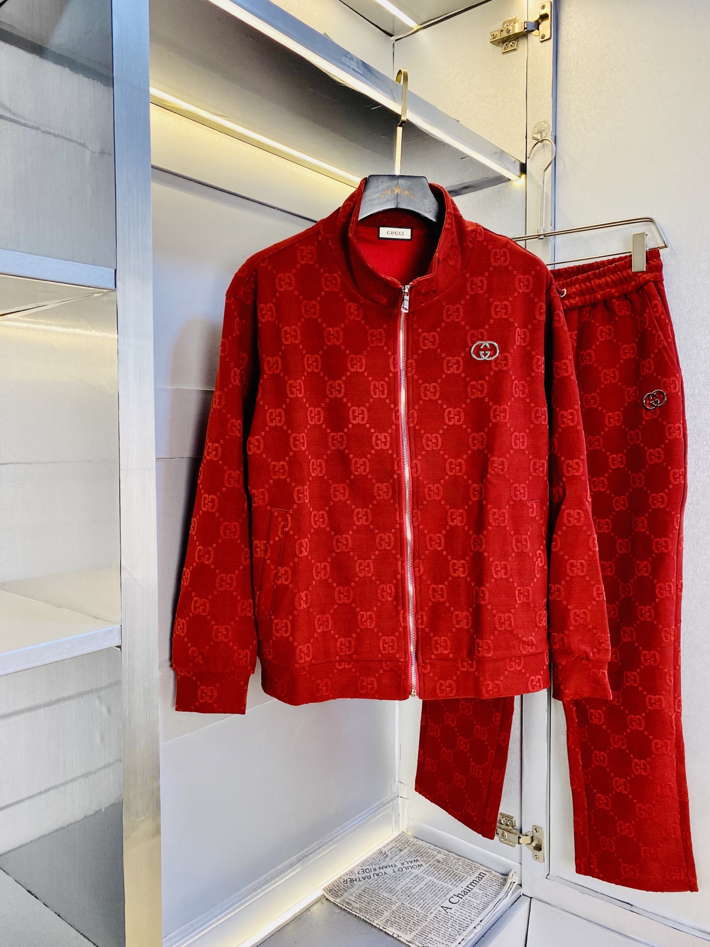 NO:598747,The original item from the official website can be worn up to 200 pounds. Gucci is simple and fashionable. The new autumn suit long-sleeved jacket jacket suit trousers suit is very comfortable to wear. It is low-key yet luxurious. It is very classy to wear, and the style and tailoring of the pants need no introduction. The upper body is exquisite and vivid. Really first-class and top-quality materials. Really top-grade casual pants and elastic pants, using Turkish cotton to produce the most famous denim fabric. The quality is outstanding, and the pants are very soft after heavy washing!  The straight-leg version is not picky and the upper body is absolutely stylish and extremely luxurious. Size: M-3XL (175/130 pounds wear M),, gucci, jackets & coats, jackets & coats, alexander wang19860909官网原单货 可穿200斤 古奇Gucci 简约时尚 秋季新款套装长袖外套夹克套装长裤套装 身穿着非常舒适 低调不失奢华 穿出去非常有档次,裤型款式和裁剪亦无需多言 上身精致跃然.真正一等一顶级质料 真正殿堂级的休闲裤松紧裤,选用土耳其的棉花 生产出最有名的单宁布 品质卓然,经过重水洗使得裤子很柔软！直脚的版型 不挑人 上身绝对的有型 极度奢华.码数:M-3XL（175/130斤穿M）,,gucci,jackets & coats,jackets & coats,alexander wang,Men's clothing