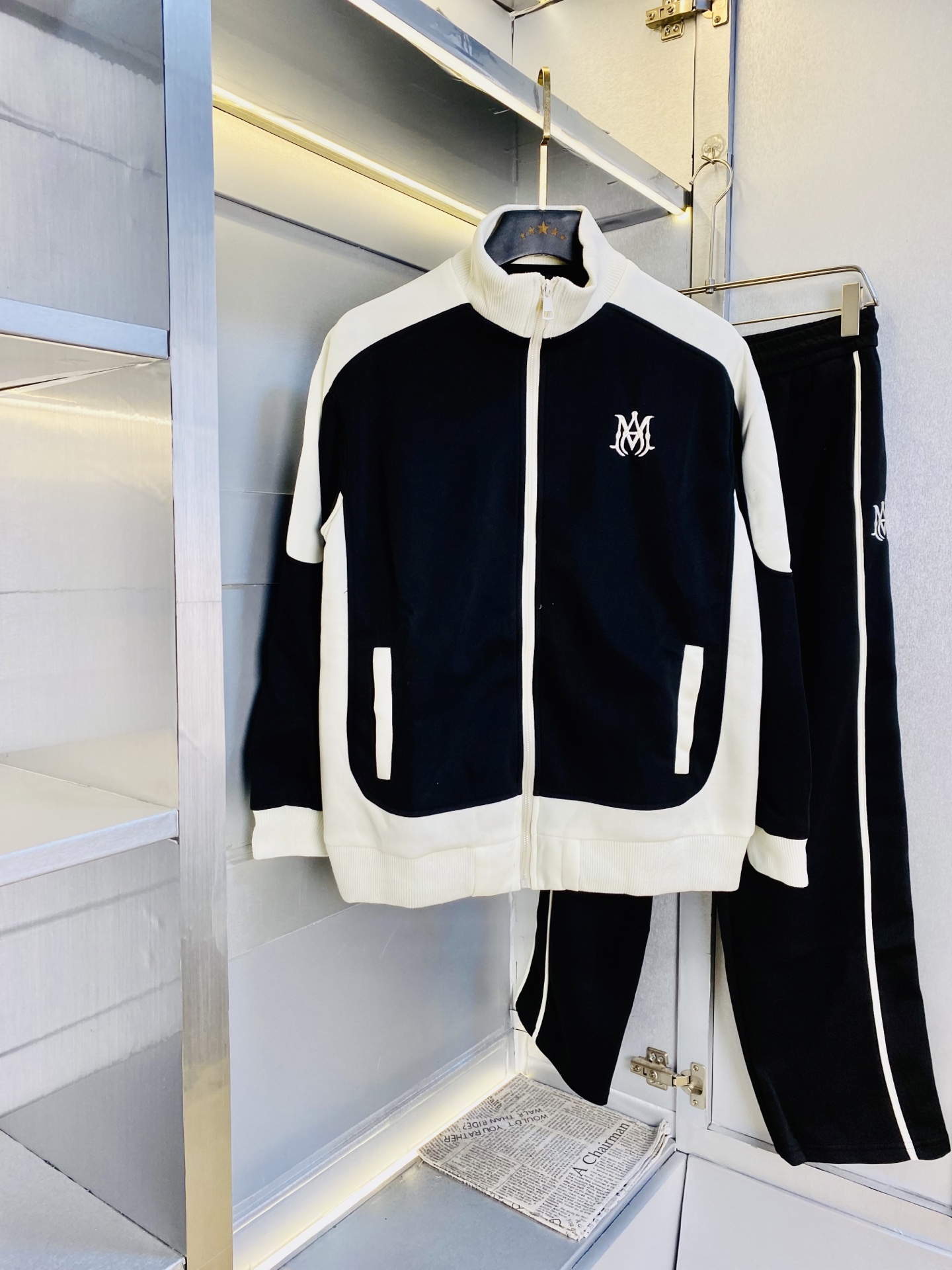 NO:598749,The original item from the official website can be worn up to 200 pounds. Amiri is a simple and fashionable autumn new suit long-sleeved jacket jacket suit trousers suit. It is very comfortable to wear. It is low-key yet luxurious. It is very classy to wear, and the style and tailoring of the pants need no introduction. The upper body is exquisite and vivid. Really first-class and top-quality materials. Really top-grade casual pants and elastic pants, using Turkish cotton to produce the most famous denim fabric. The quality is outstanding, and the pants are very soft after heavy washing!  The straight-leg version is not picky and the upper body is absolutely stylish and extremely luxurious. Size: M-3XL (175/130 pounds wear M),,amiri,jackets & coats,jackets & coats,alexander wang19860909官网原单货 可穿200斤 埃米尔Amiri 简约时尚 秋季新款套装长袖外套夹克套装长裤套装 身穿着非常舒适 低调不失奢华 穿出去非常有档次,裤型款式和裁剪亦无需多言 上身精致跃然.真正一等一顶级质料 真正殿堂级的休闲裤松紧裤,选用土耳其的棉花 生产出最有名的单宁布 品质卓然,经过重水洗使得裤子很柔软！直脚的版型 不挑人 上身绝对的有型 极度奢华.码数:M-3XL（175/130斤穿M）,,amiri,jackets & coats,jackets & coats,alexander wang,Men's clothing